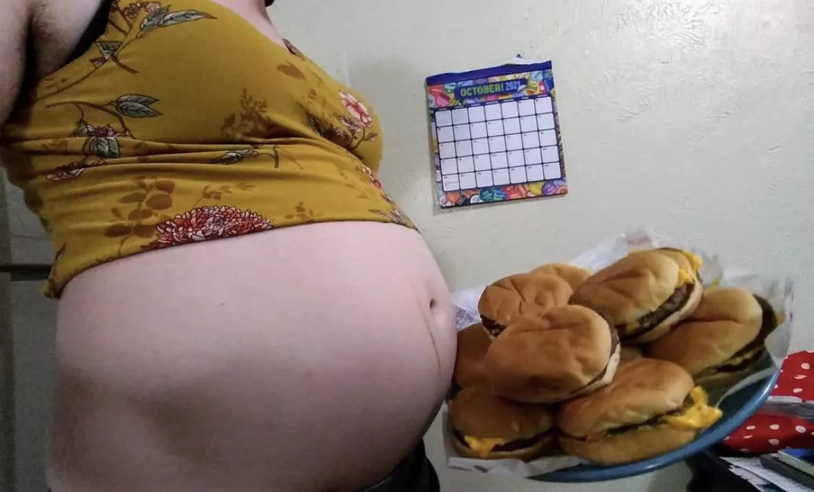 10 juicy burgers going into this gut. Who wants to feed me all of them? 🥵❤️🤰🏻