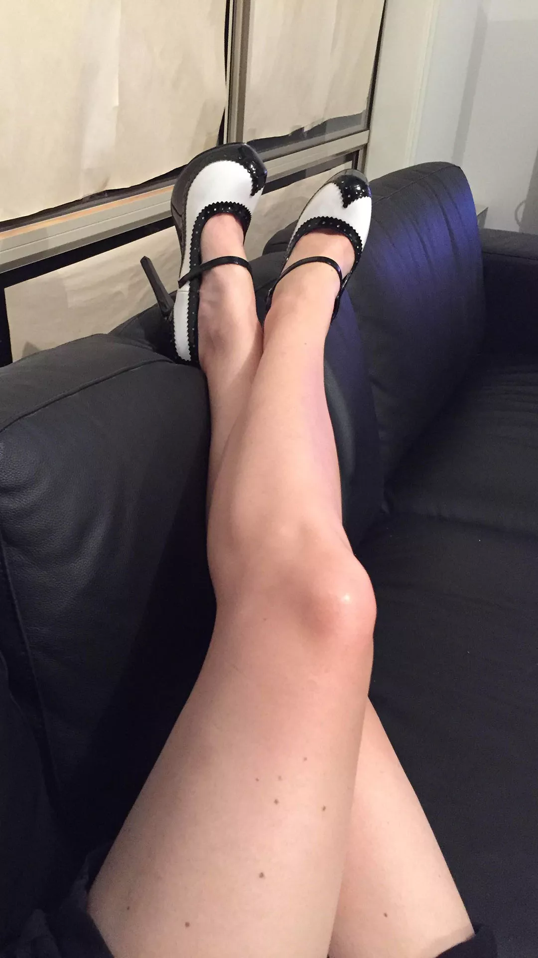 [1080x1920] My wife has great legs.