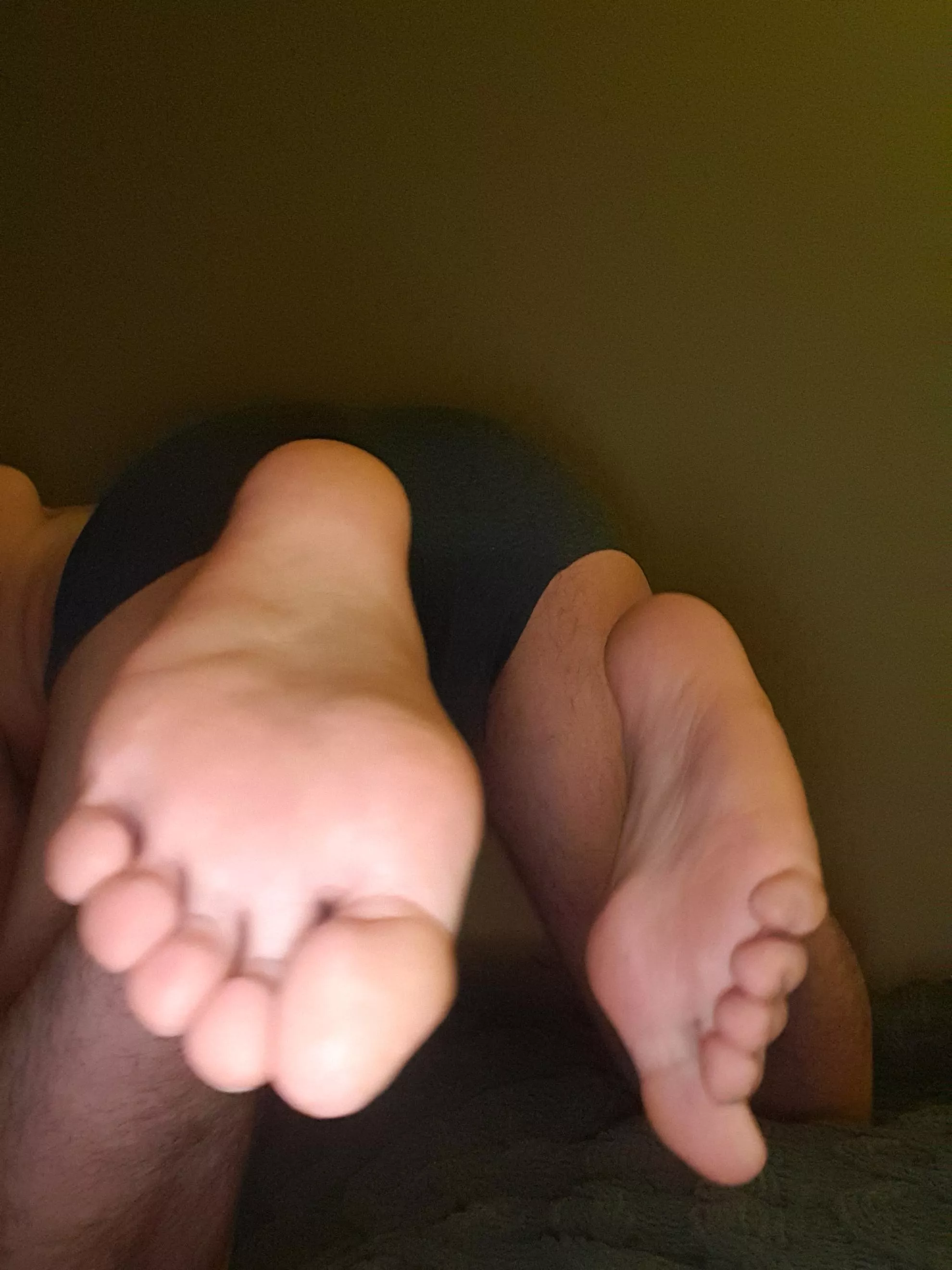 (18) long day, need someone to rub my soles, who wants?