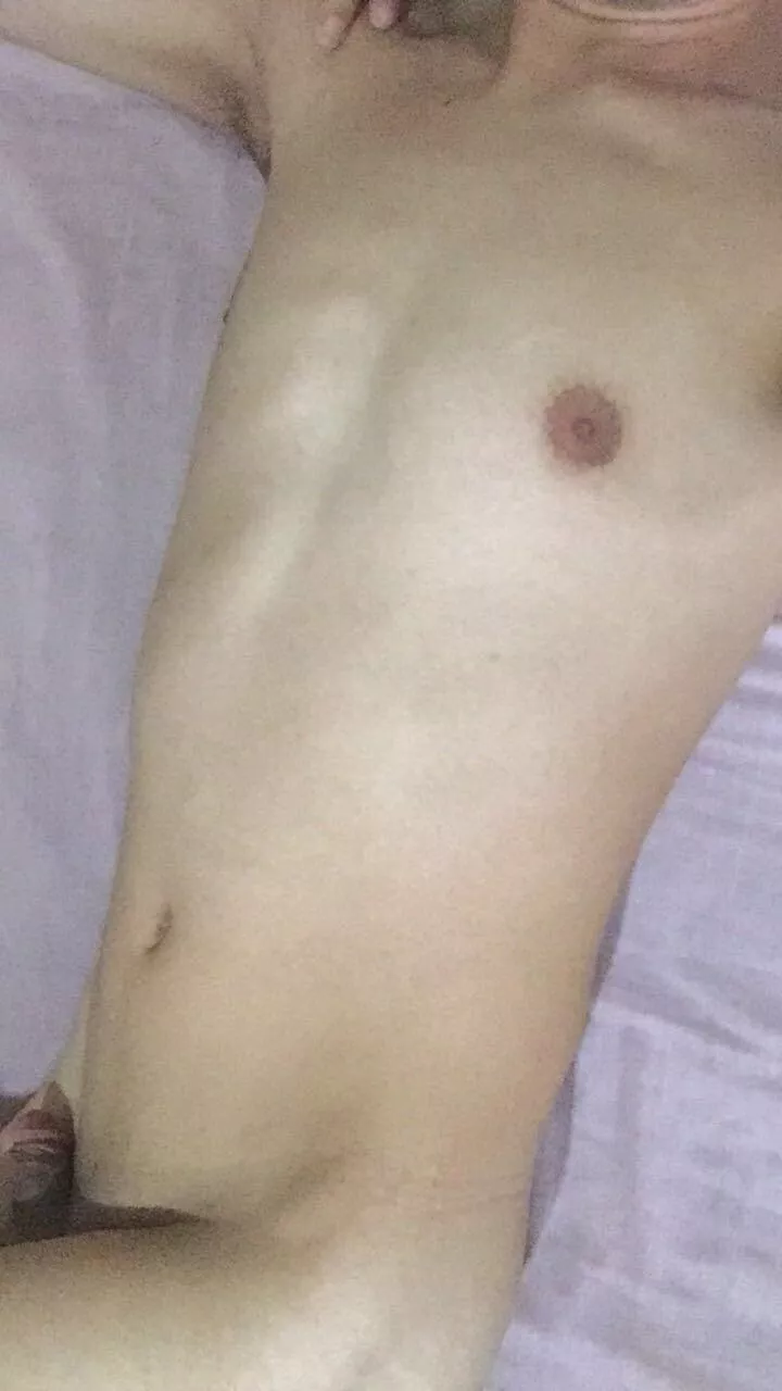 19 y/o asian smooth twink looking for daddy 😜