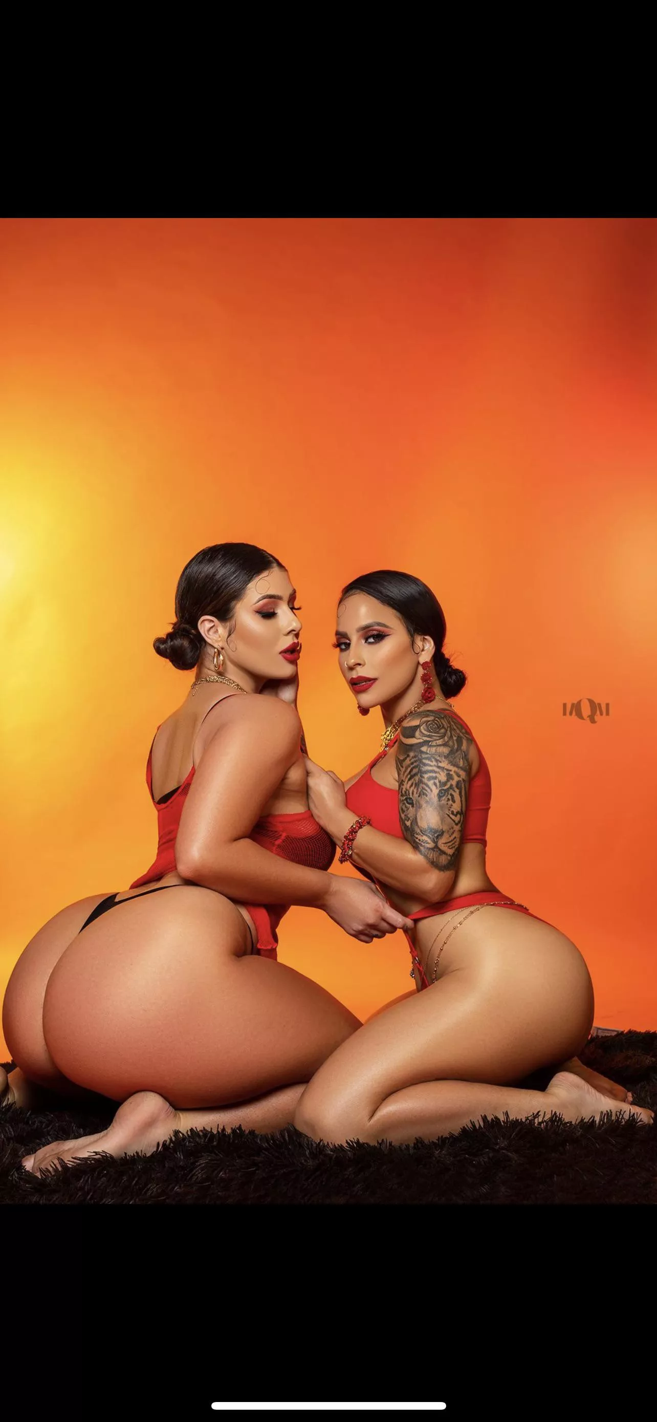 [2] two hot Latina babes 😍