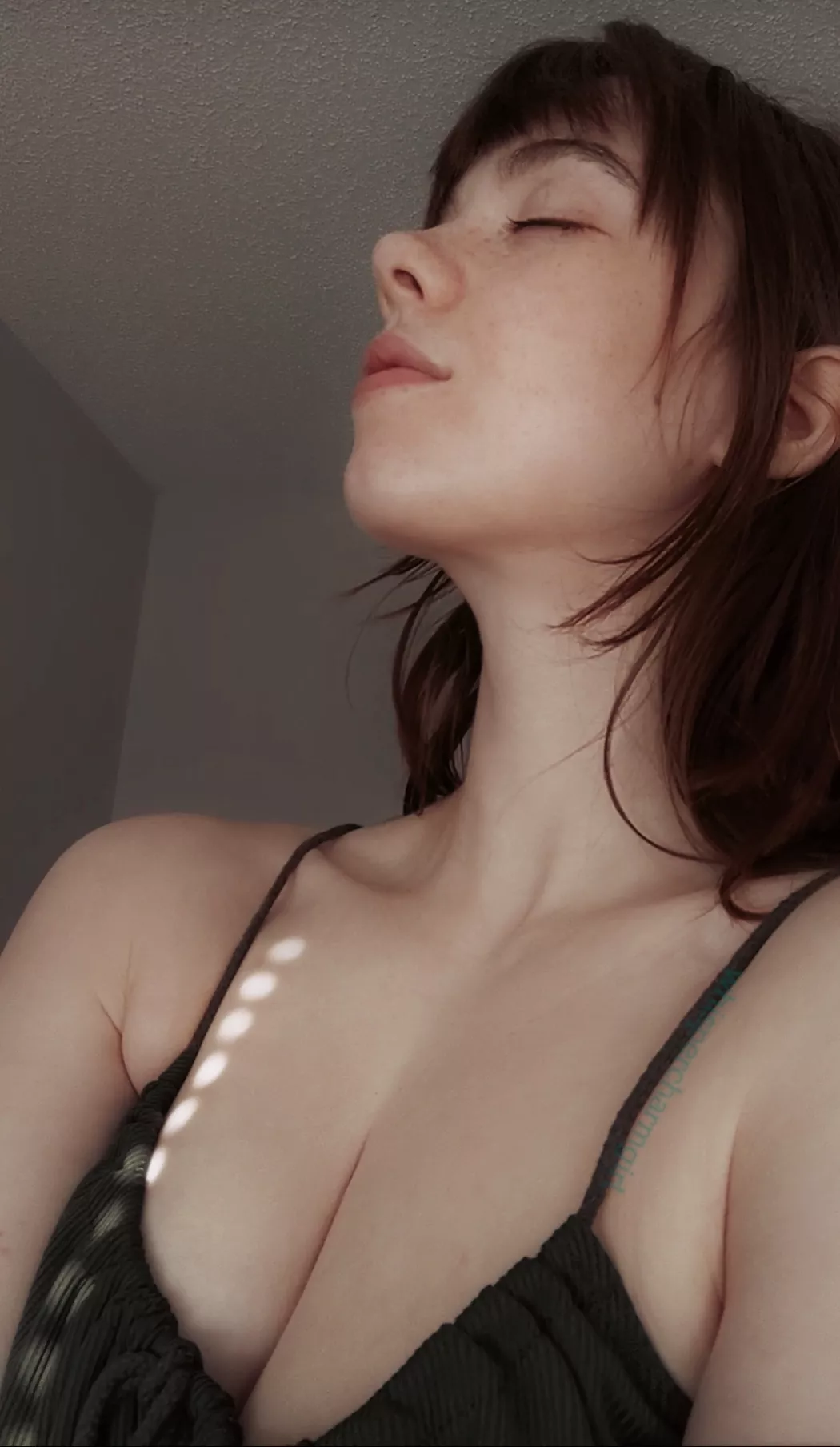 (20F) Collarbones and jawline â¤ï¸