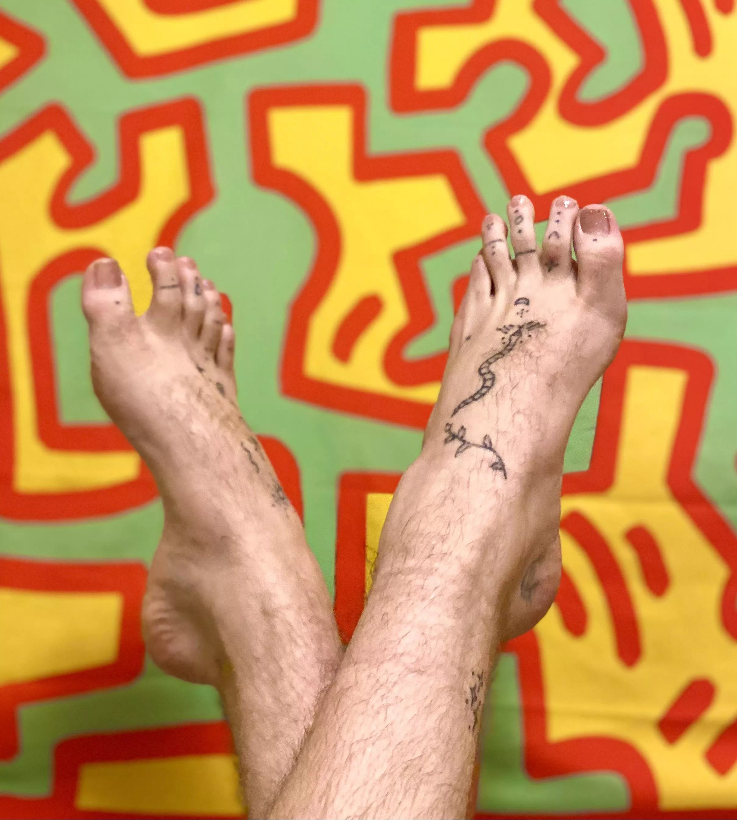 22 y/o hairy tattooed gay boy with sweaty runners feet. DM for custom vids / pics ðŸ’•