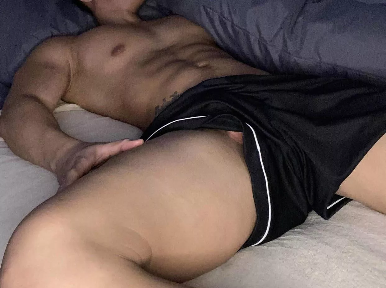 23 Australian gym bro. Looking for gym bros,muscular or fit guys to turn each other on and bust my 4 day load with on live usually no face. I precum heaps. Send Asl body pic. Pls be willing to cum live. Love muscles. Add Snapchat:archdaniels2021