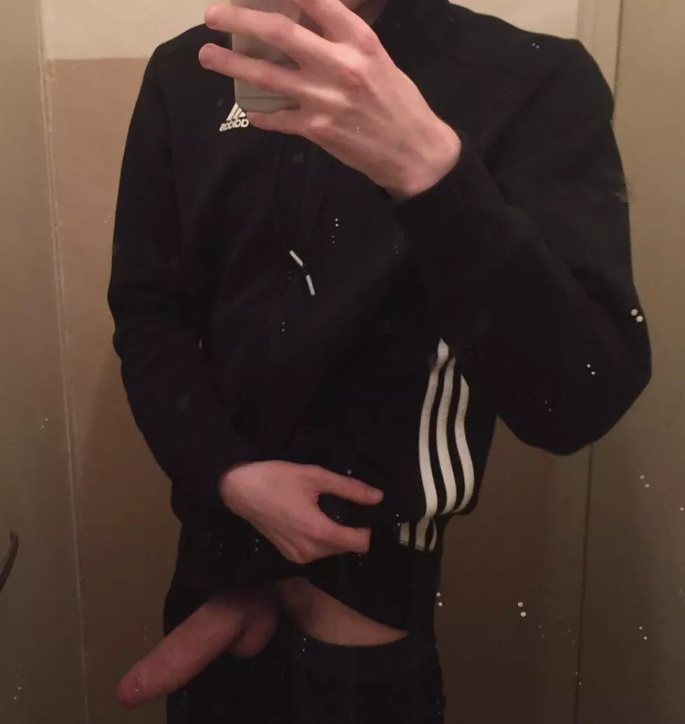 23 dutch with a boyfriend looking for fit and fun. Send me a pm/dm