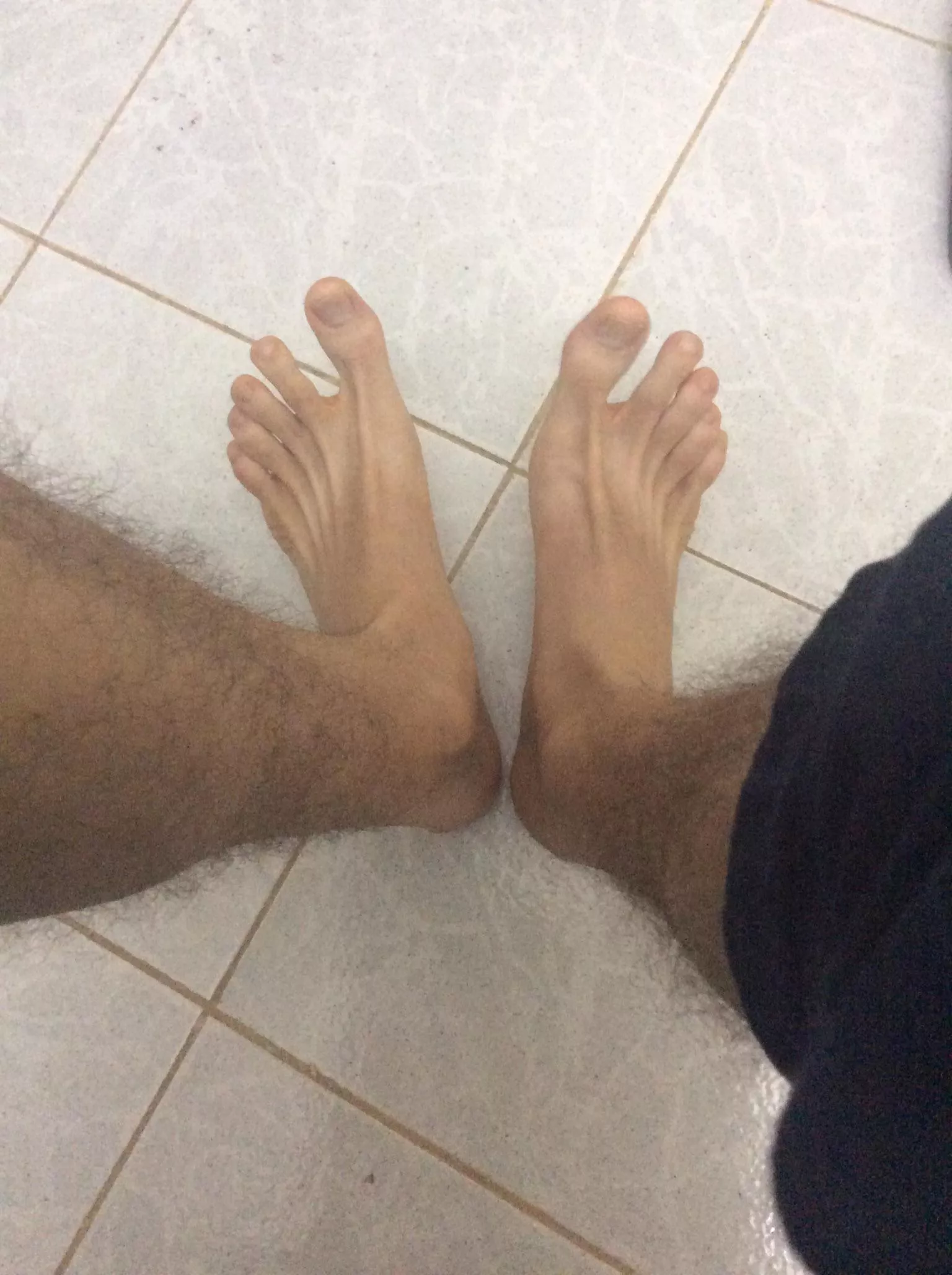 23 yo Arab feet into feet too, hairy ++ feel free to dm me .