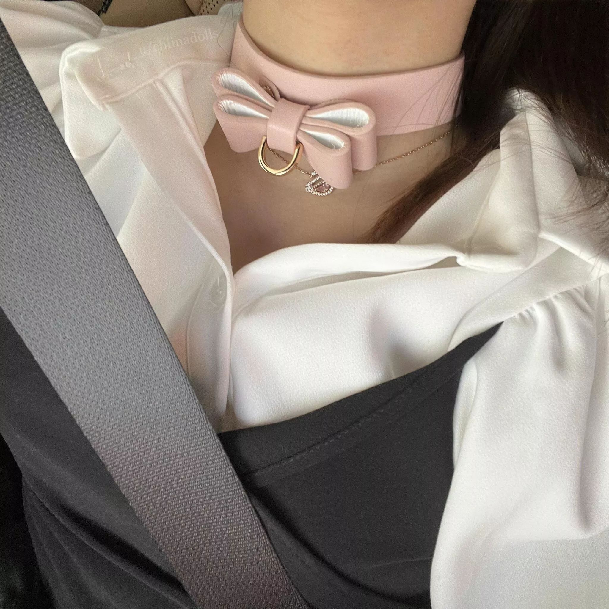 (23f) First time wearing my collar in public. Feel naughty and excited from lingering eye contacts 🤭😍