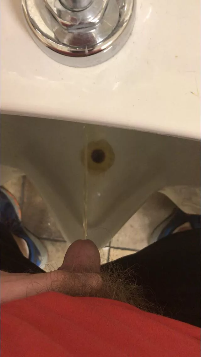 [24M] me pissing at a urinal...who wants a drink? ðŸ˜˜