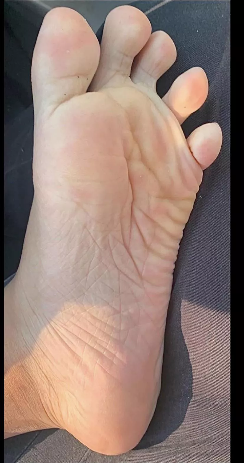 25M connecticut - Hit me up if you want to suck my toes and lick my soft soles in my car (I’ll drive to you)