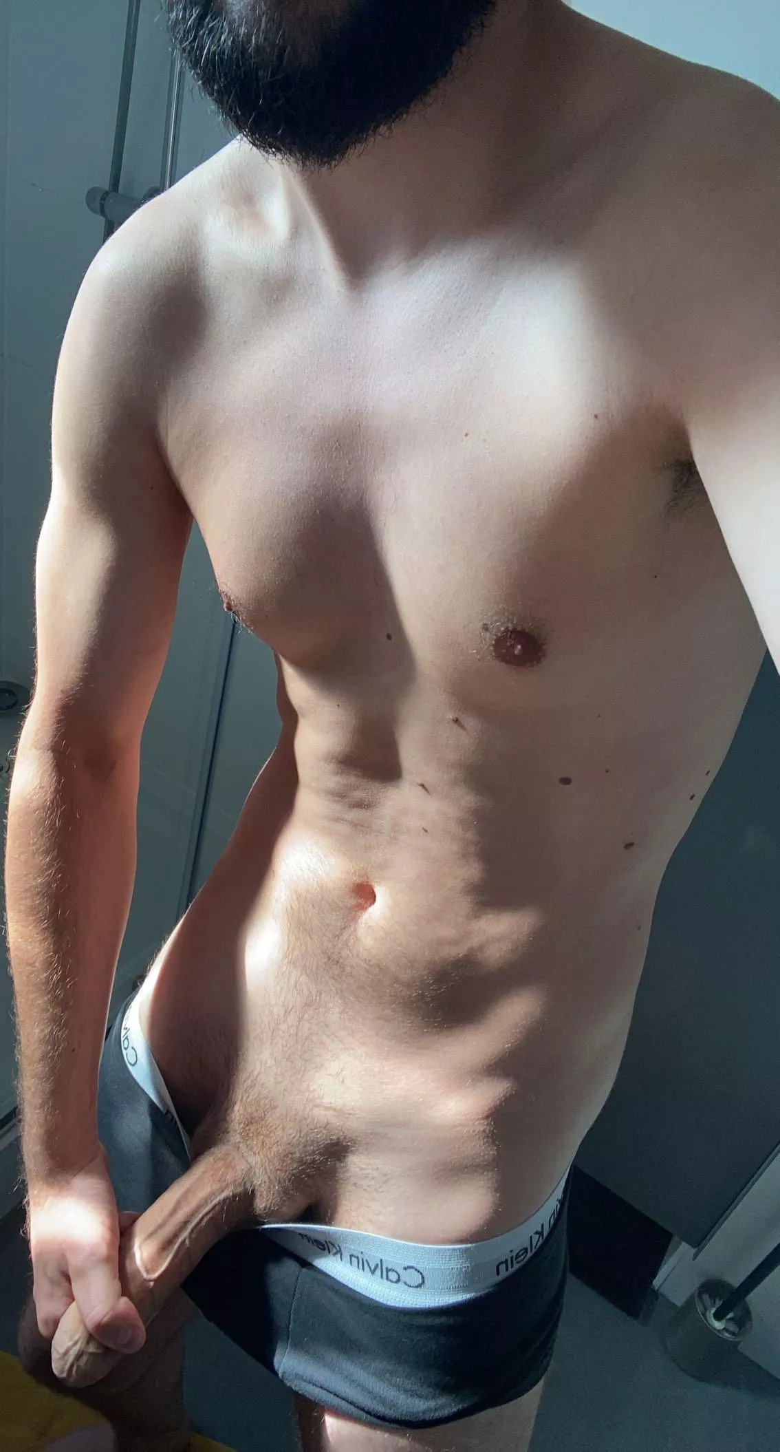 27[m] Quick pic before a shower.. any takers for my veiny BWC? DMs always welcome 😍