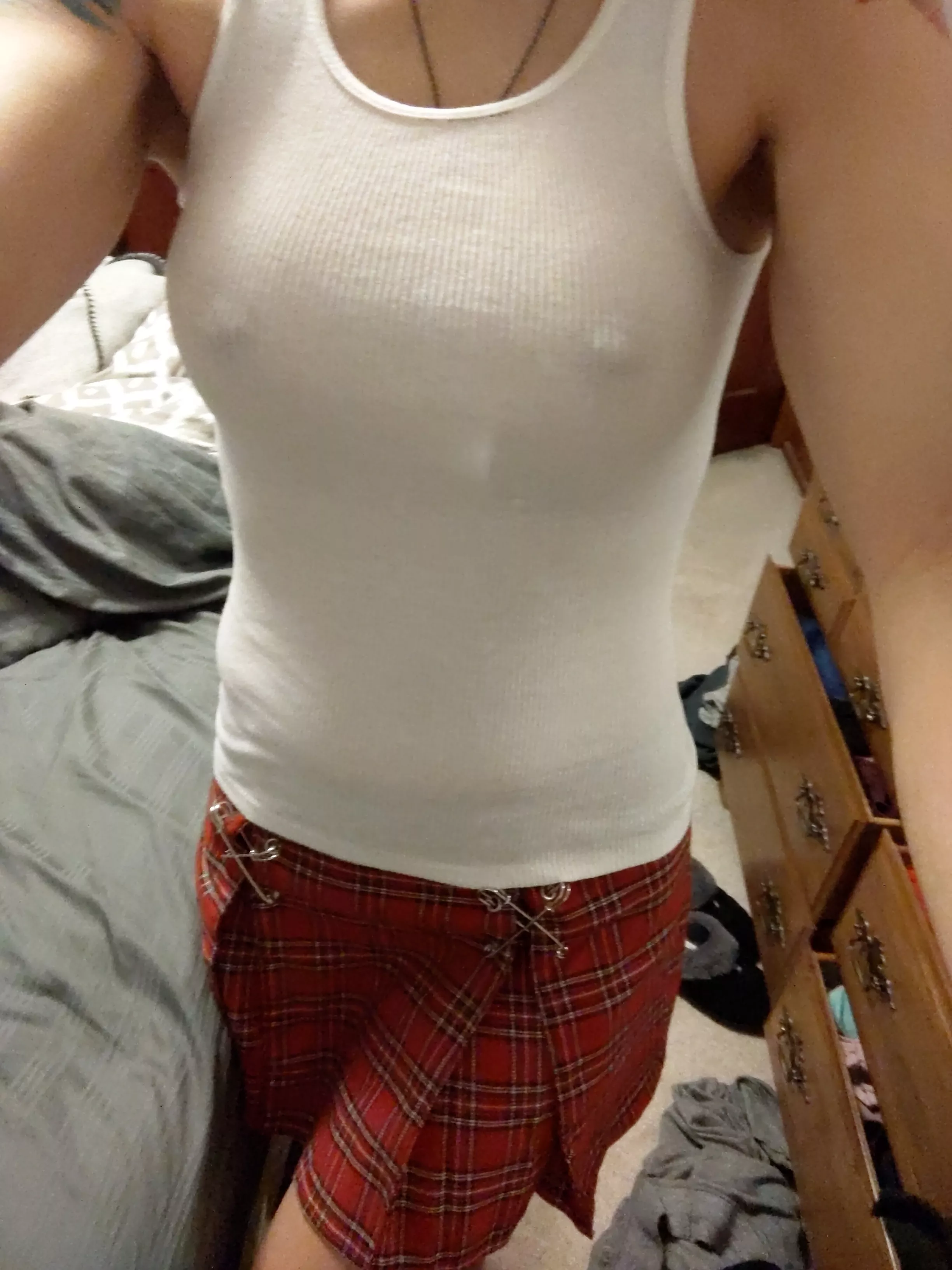 [29F] If we play Strip Poker at the Halloween party, I'll be naked in 2 hands. [OC]