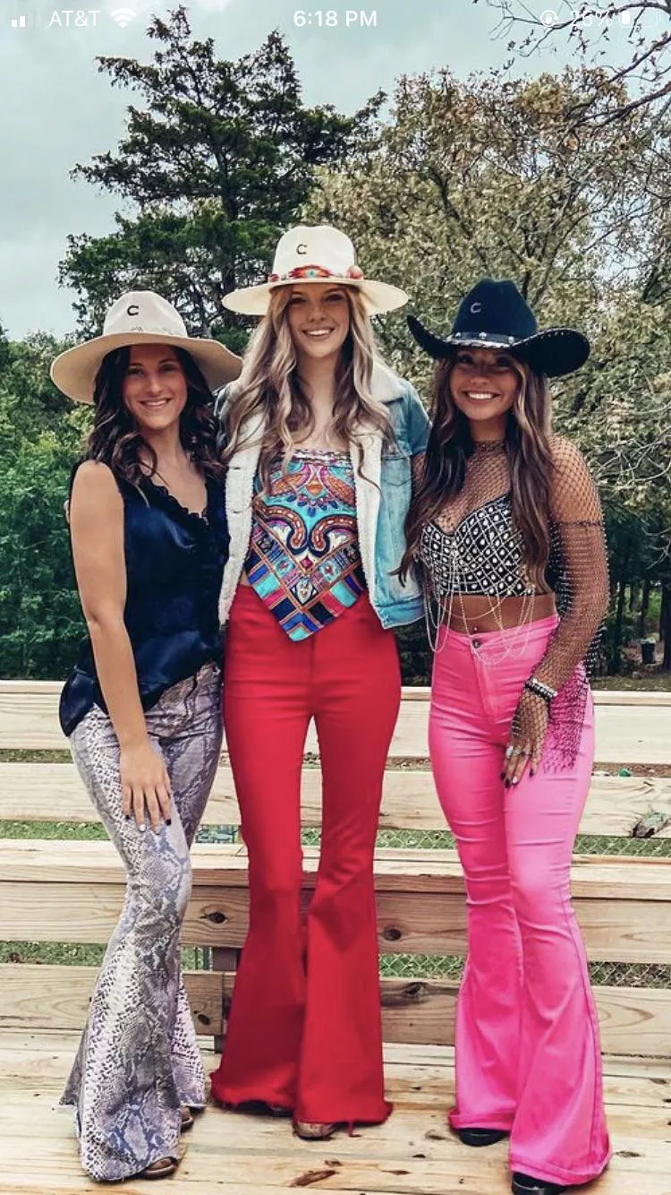 [3] cowgirls