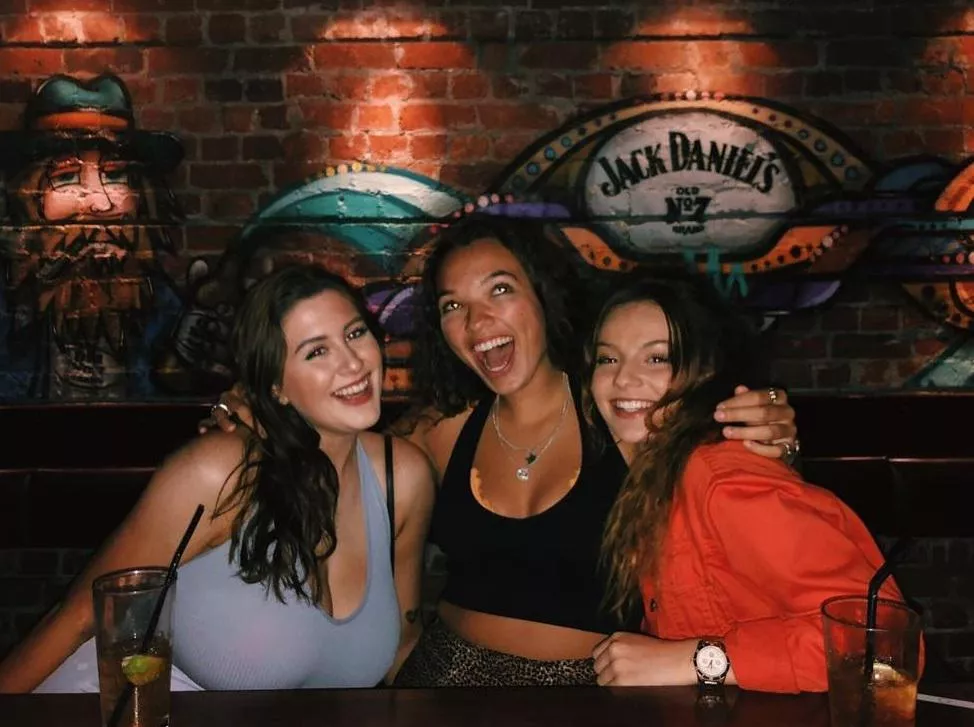 3 girls out for drinks