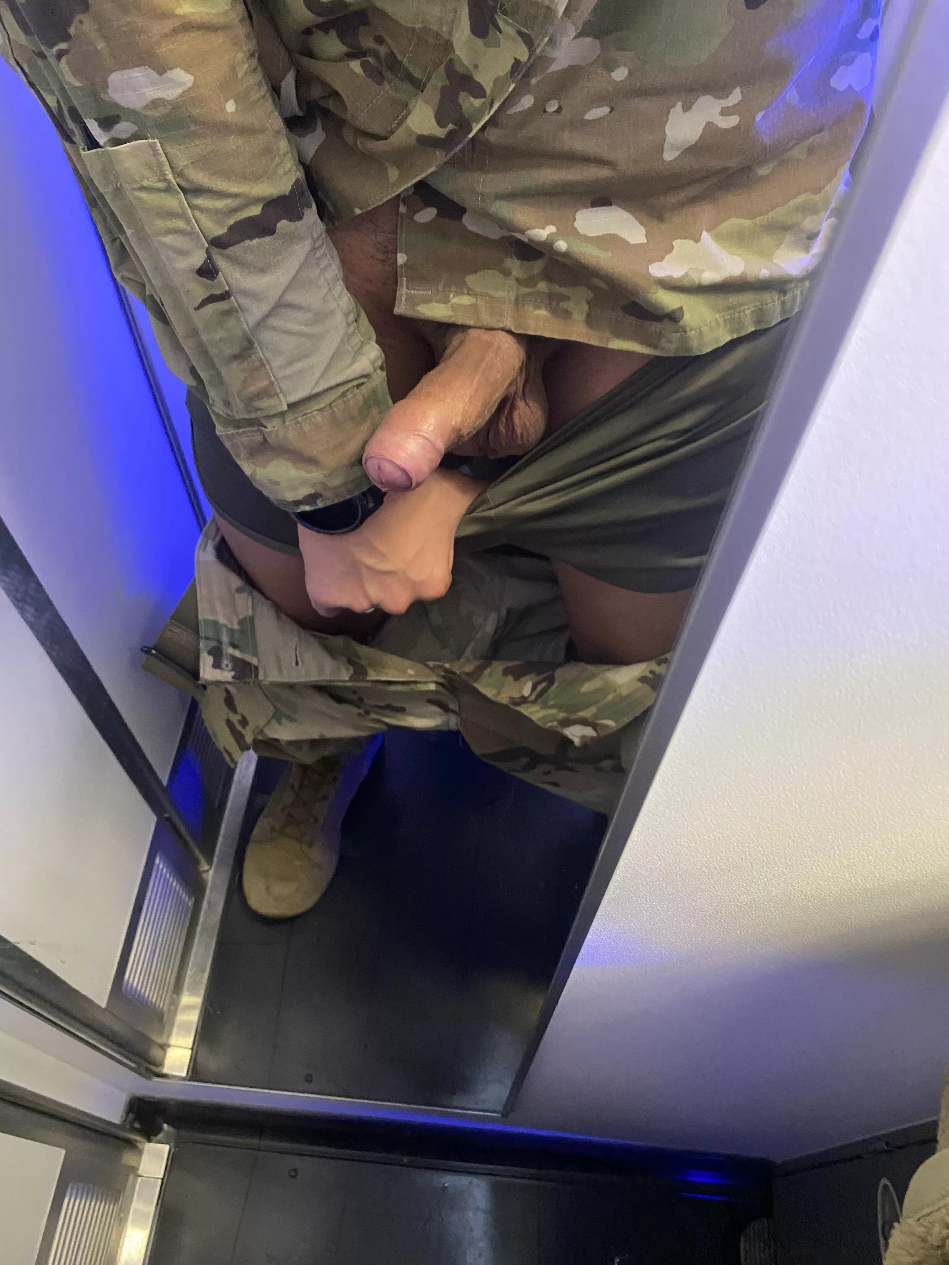 30. Anyone else get hard on flights? Dm me ðŸ˜ˆ