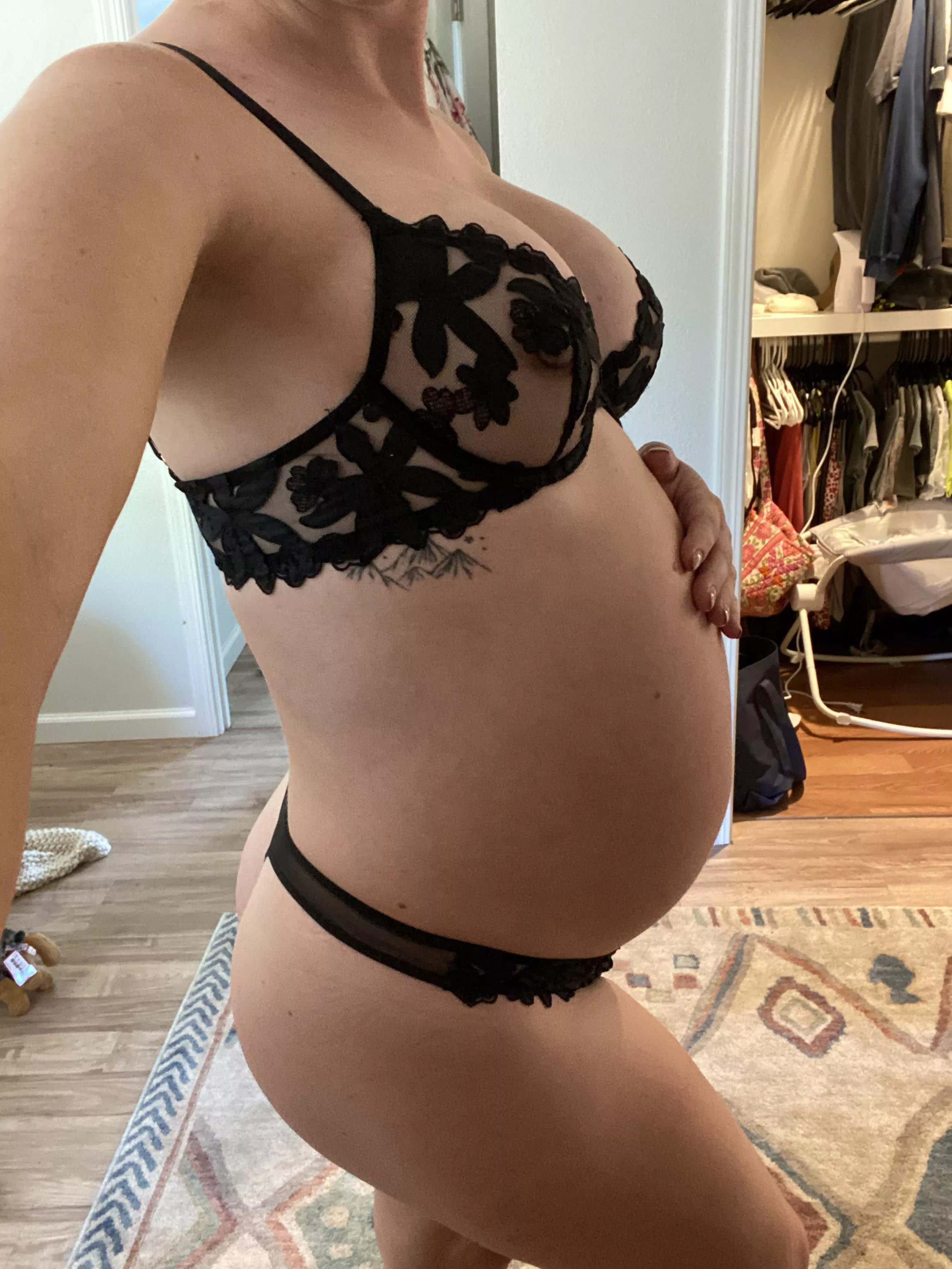 34 weeks as of tomorrow! Can someone rub some lotion on my belly for me ?