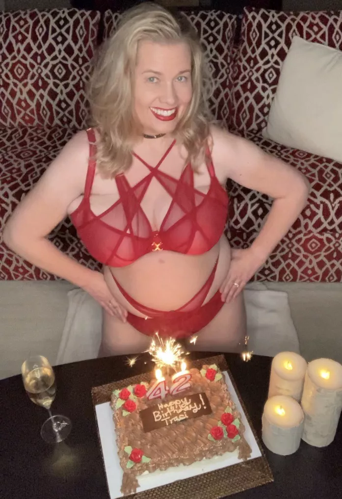 (4̶1̶…42) Another year older and getting hornier! 💋