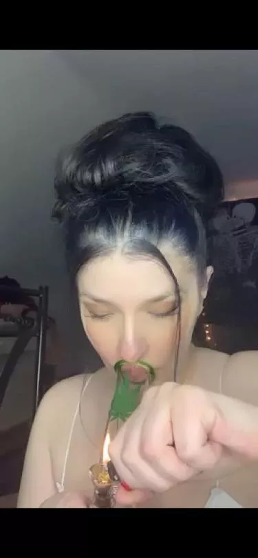 420. Weed girl for life. WHAT DO U USE TO SMOKE?!😊💨💋