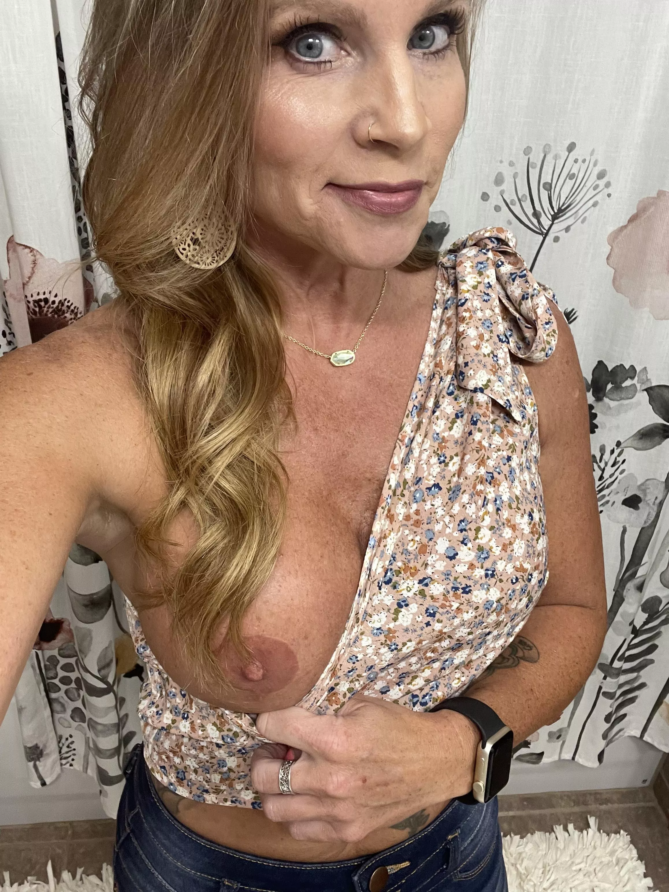 43 yo Paramedic mom of 4â€¦.would you hit on me if you saw me at the bar?