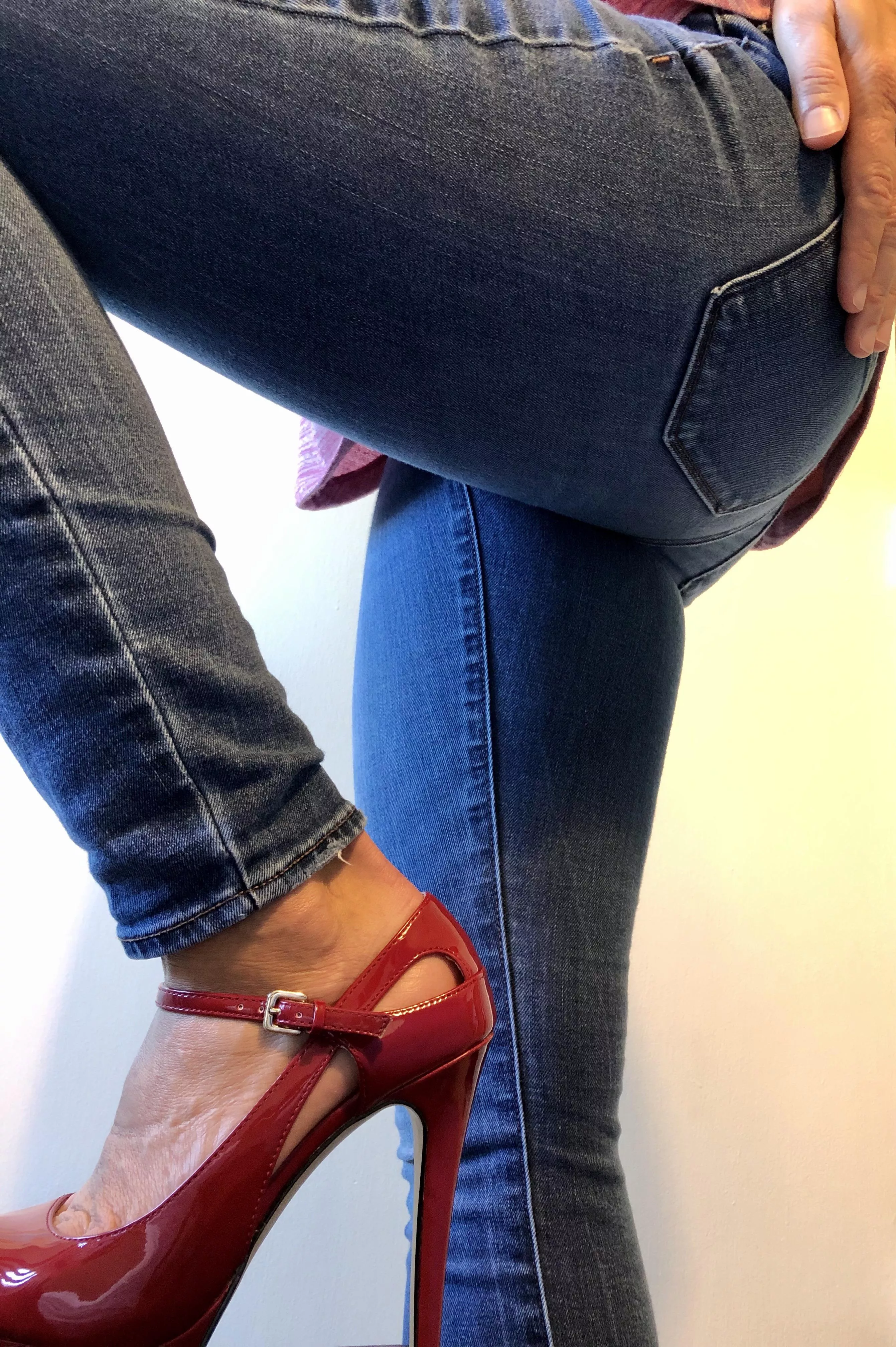 48 fit hotwife horny cougar. Time for the Sunday grocery store run. Looking to get lucky. Do these heels say I need some cock?