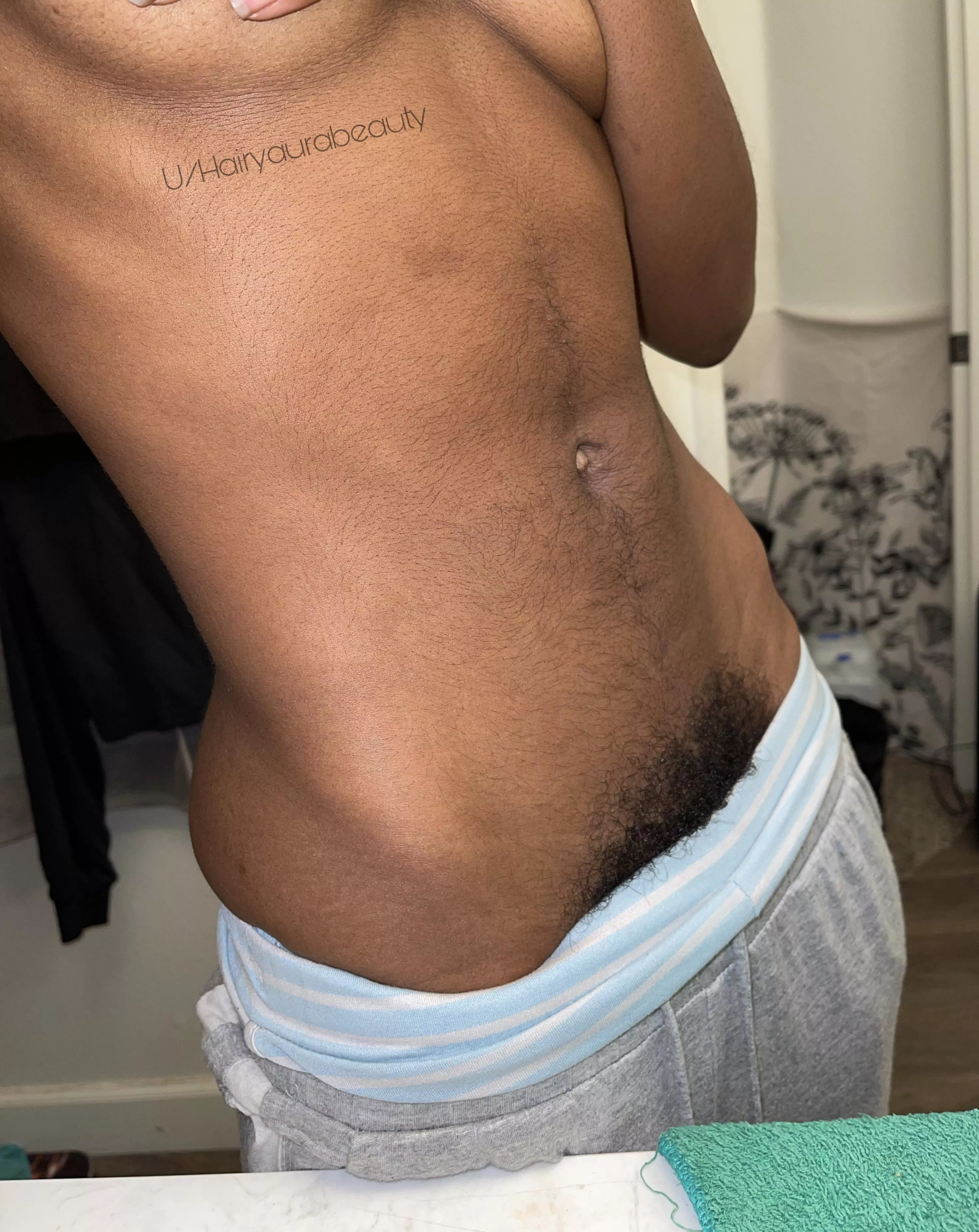 A hairy tummy always leads to a bushy pussy😏