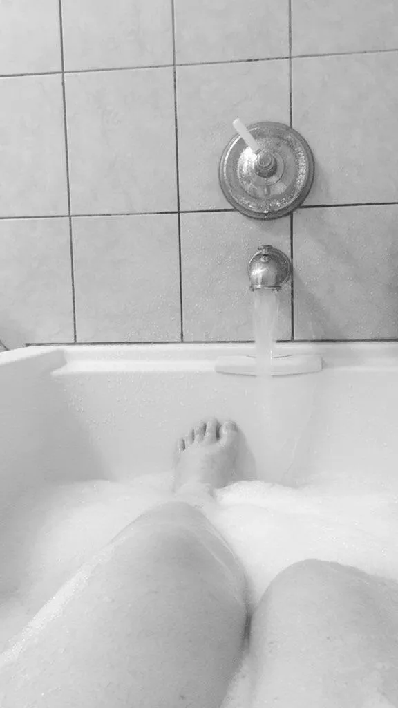 A huge bath all to myself, why donâ€™t you join me cutie? (Oc 26f)