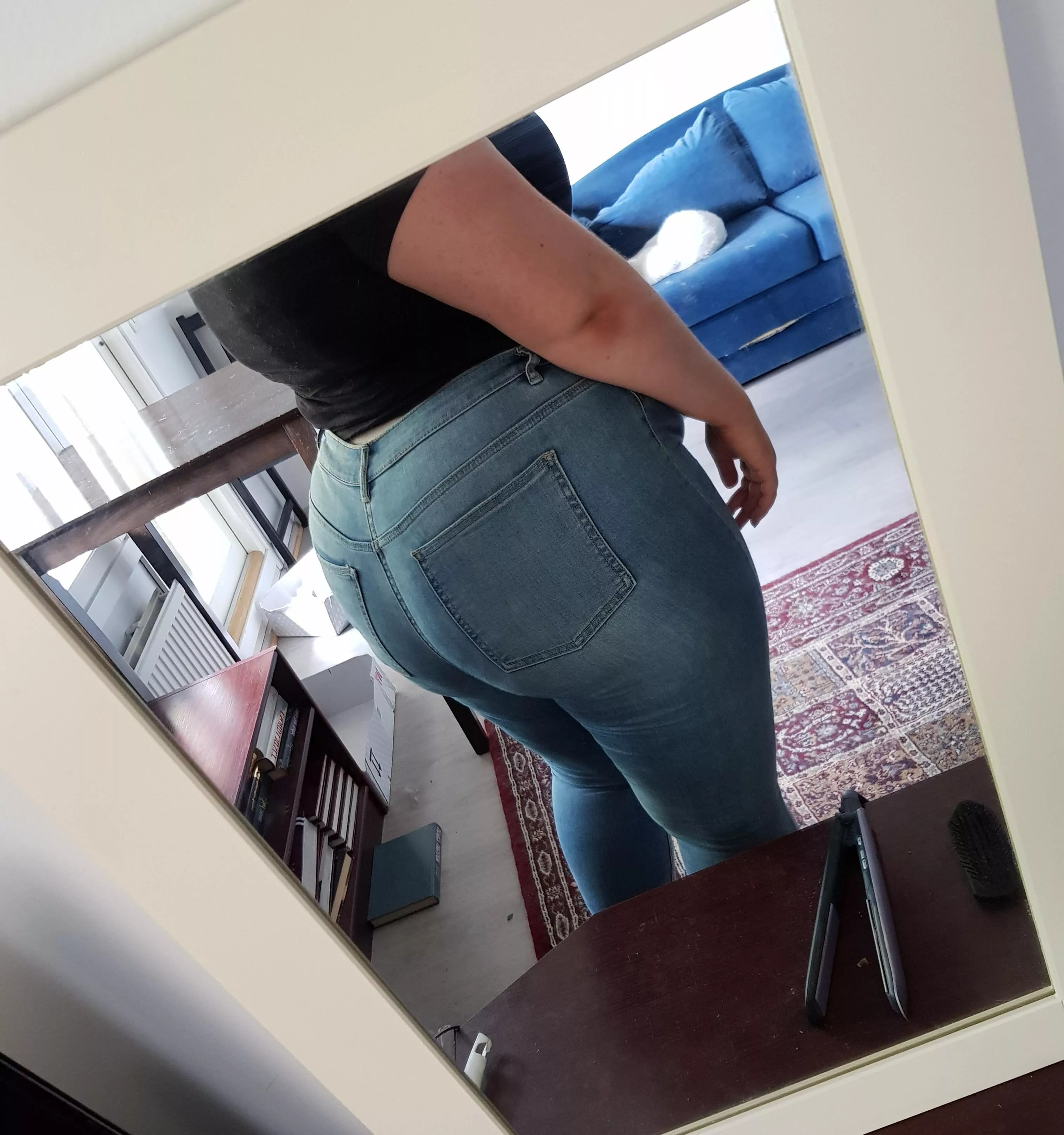 A lil mirror ass selfie in my favourite jeans