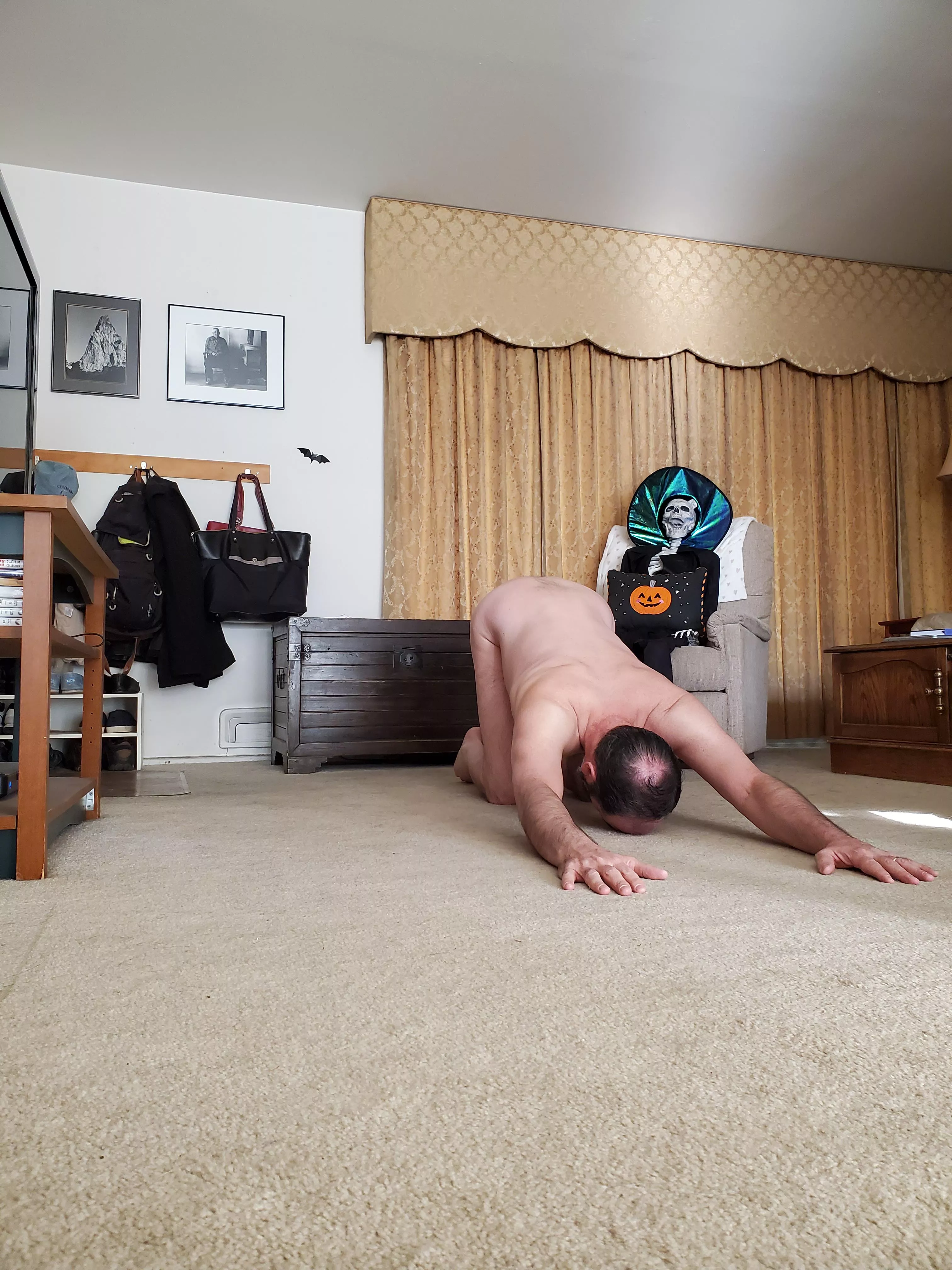 A little puppy action for today's u/M_asin_Manci Reddit yoga challenge! Feel free to join us! 😘🧘‍♂️🕉