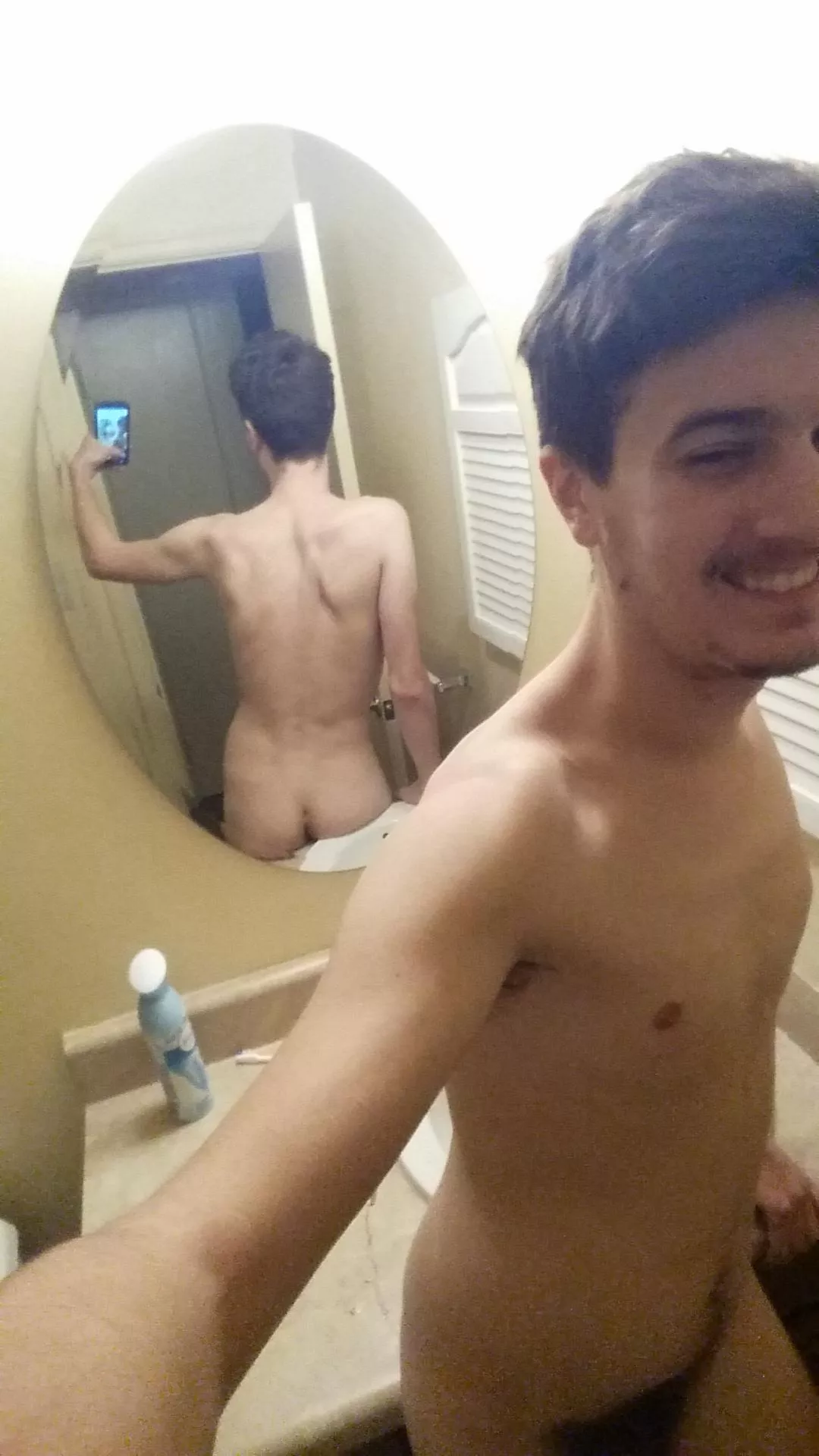 A mirror butt pic with some extra view. Gimme some love and motivate me to take some new pics!