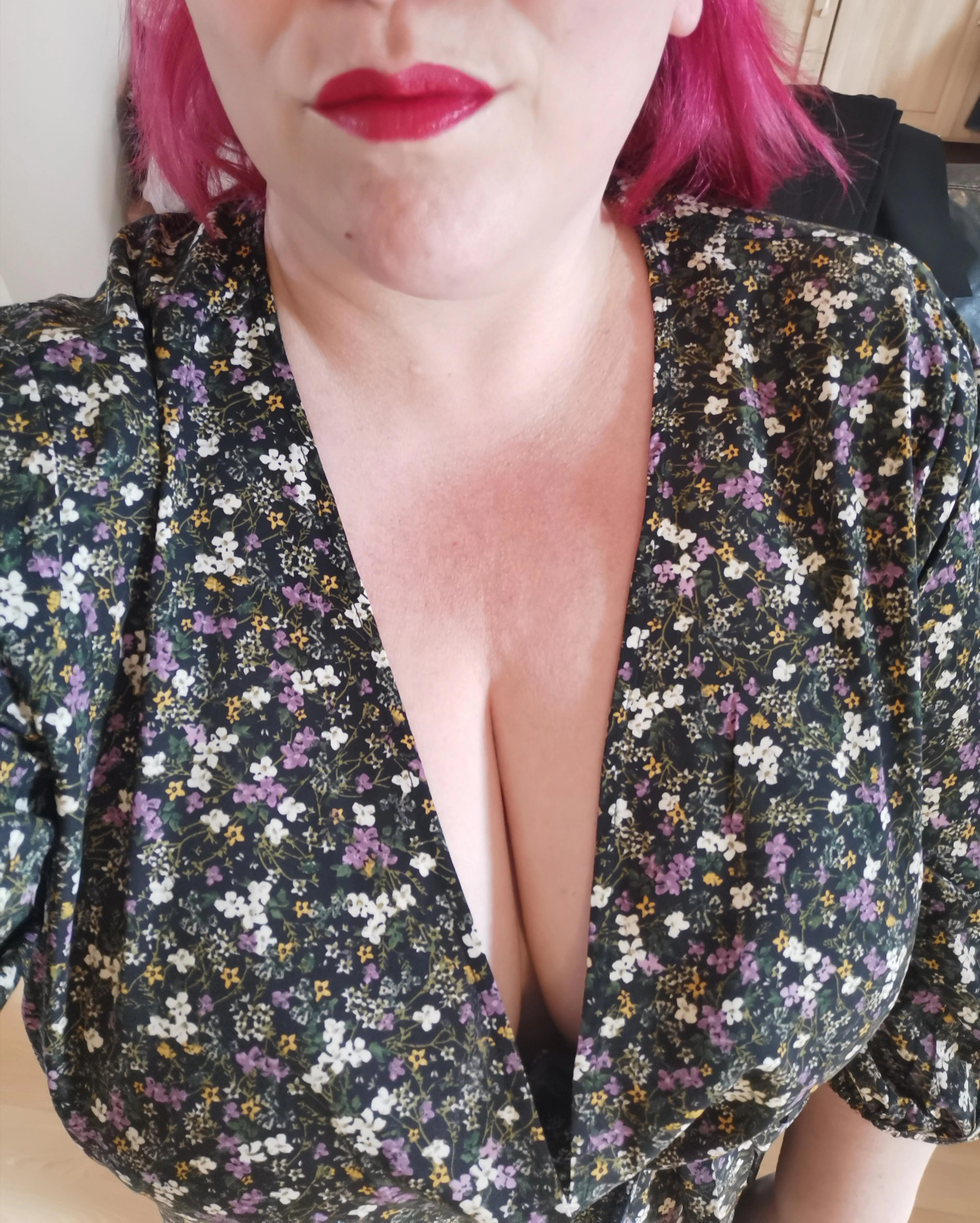 A more subtle look today as I was heading out to work. What would you like to do to me if we worked together? 💋