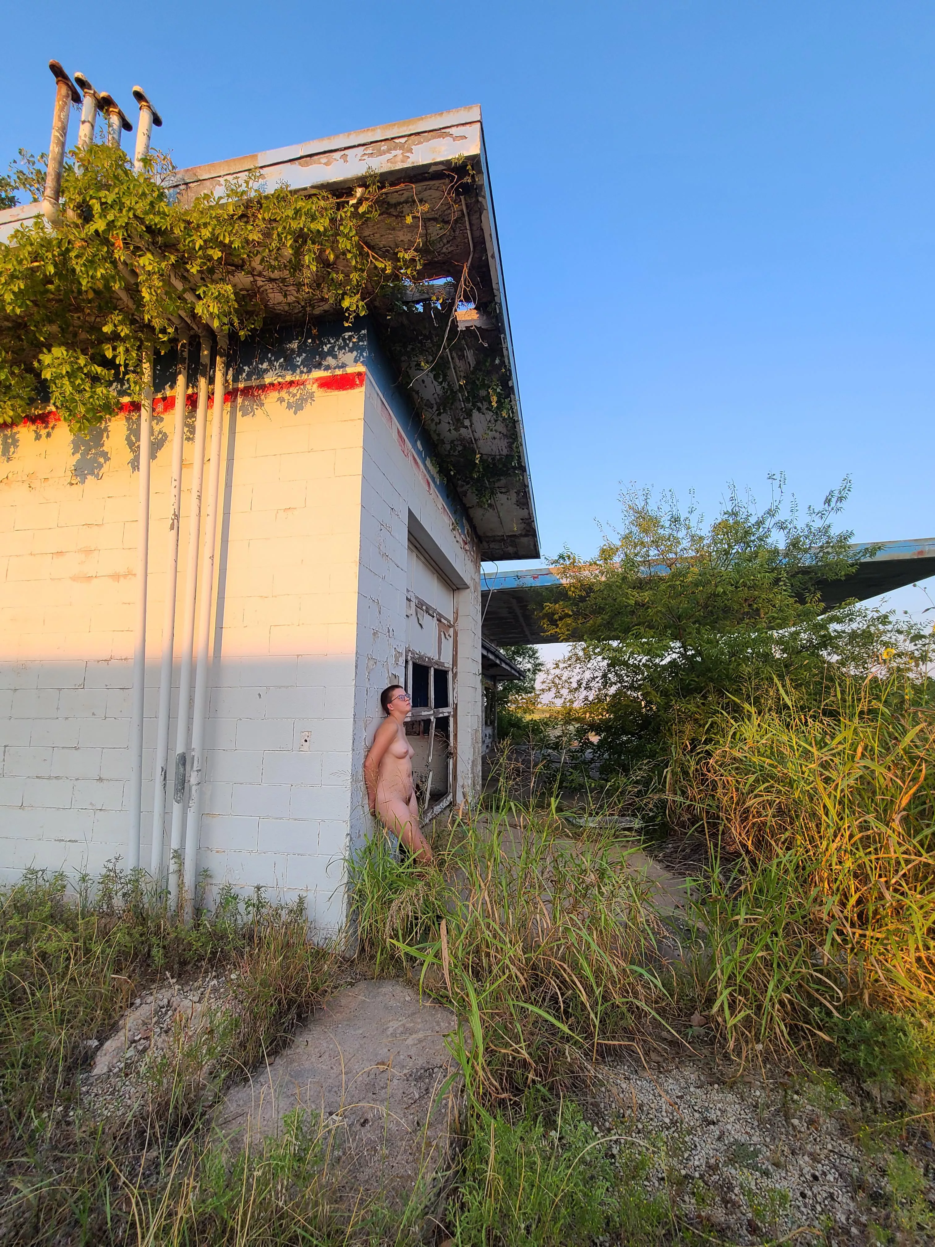 Abandoned places are pretty neat. I wonder how close you were to me tho. I35 ex 203 in OK. [F]