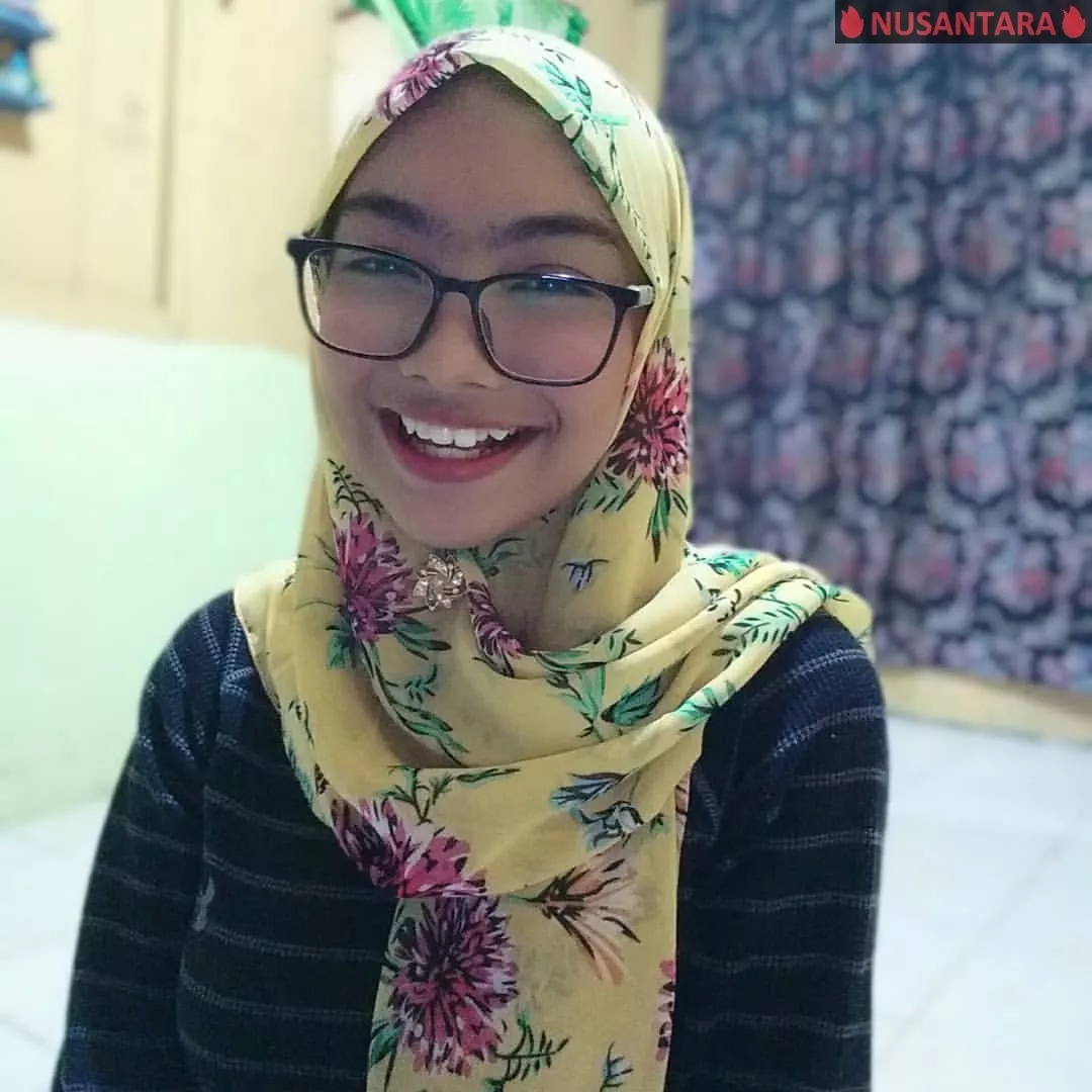 Ada yang punya full sourcenya gk? (i know she's nurul maisarah), searching for yang versi hijab putih