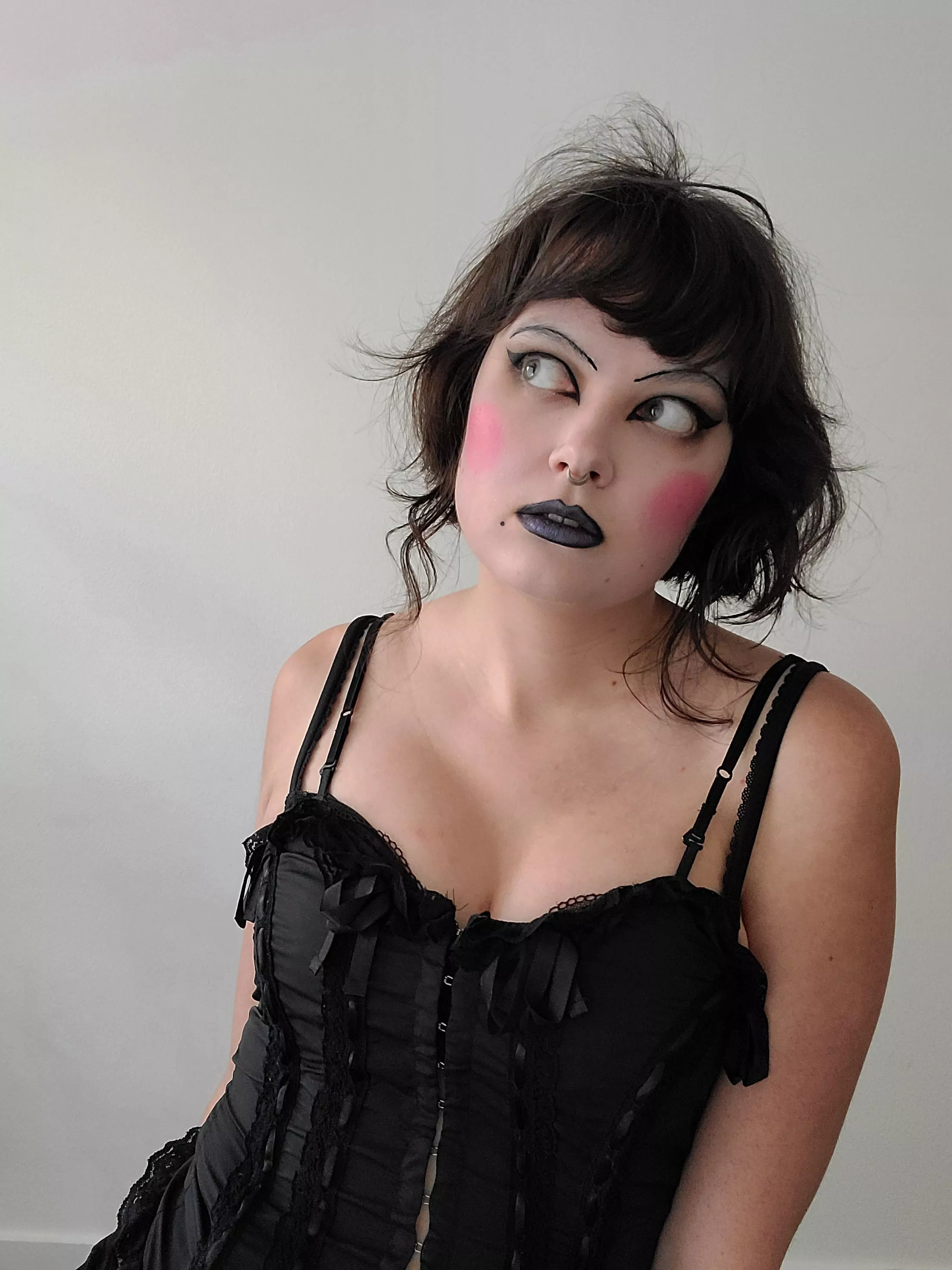 Ah yes 2 of my favorite things, dramatic makeup and being a sexy bitch