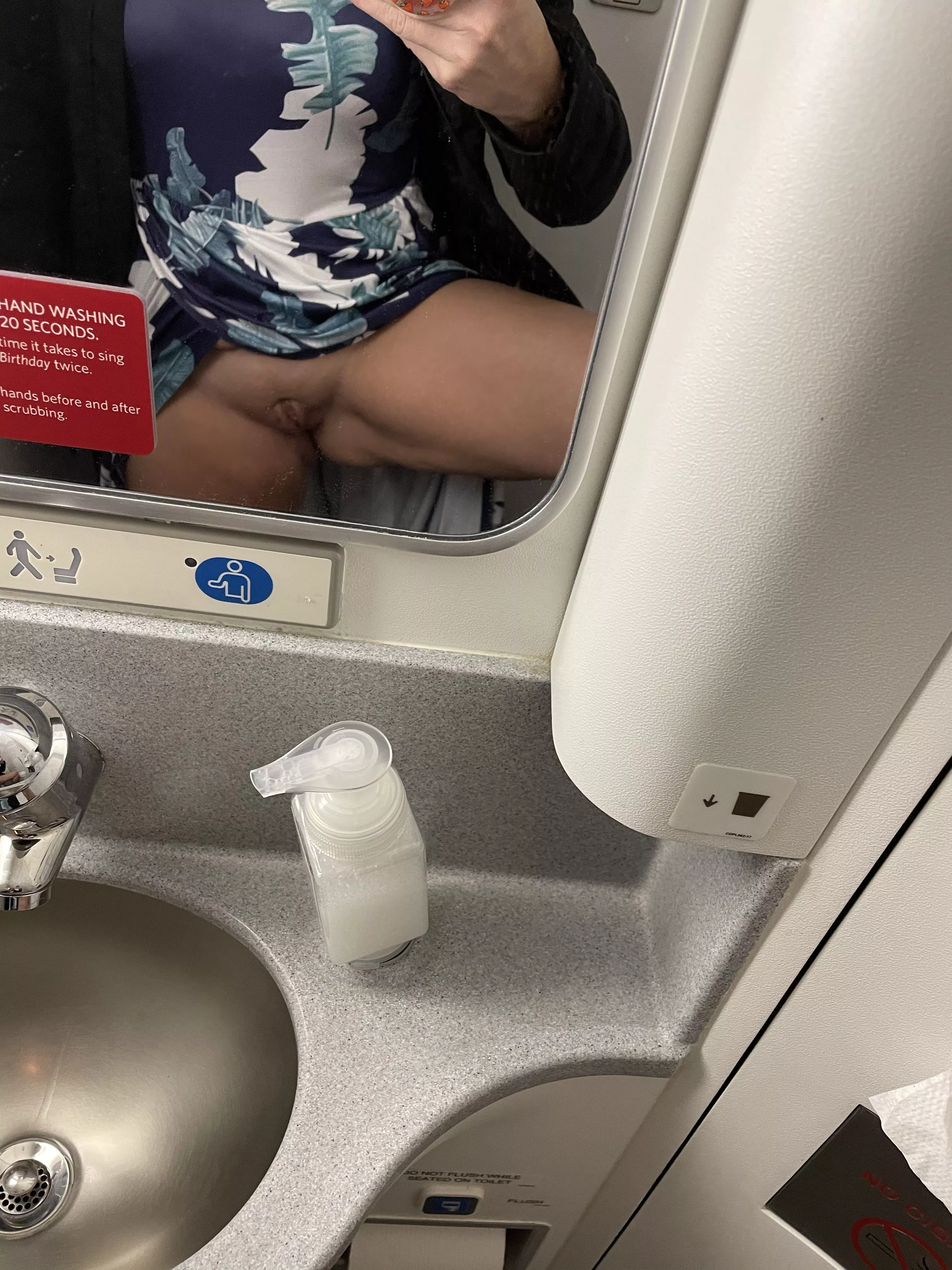 Airplanes have just enough room in the lavatory for a pic :-) [F]