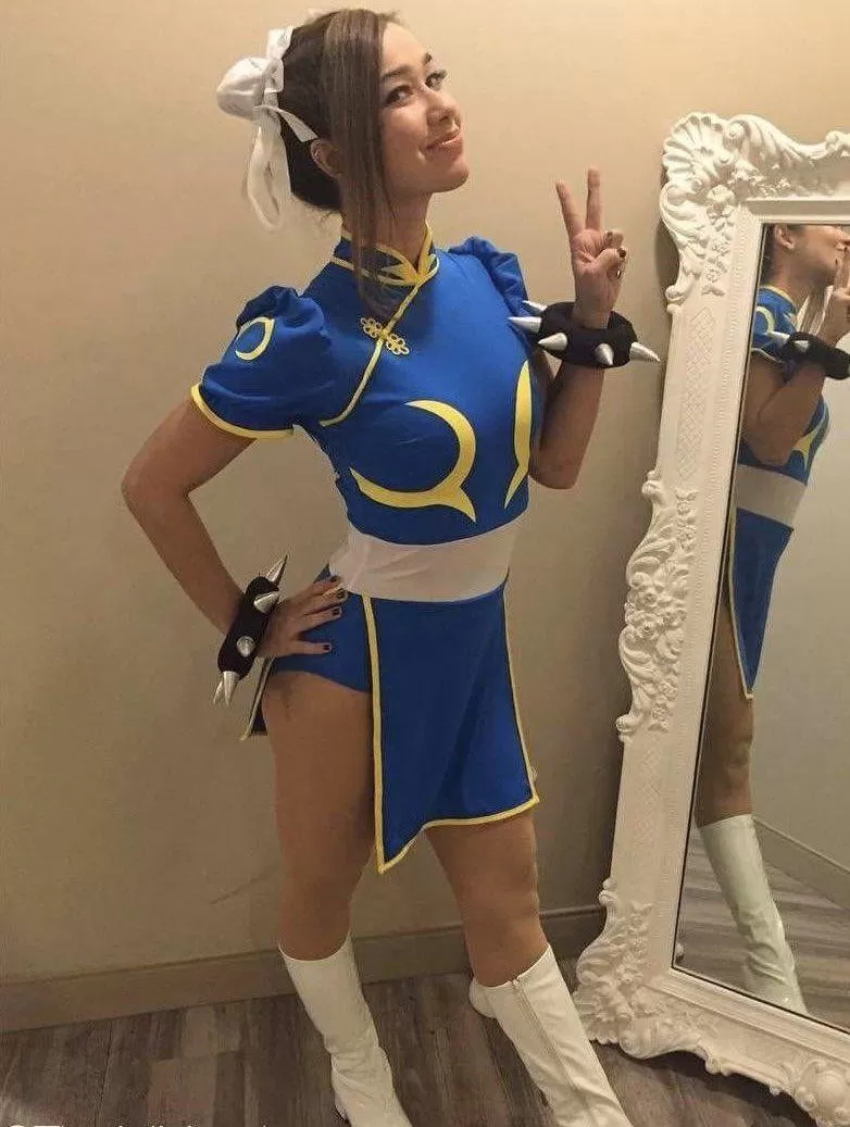 Aj Lee dressed as Chun Li!