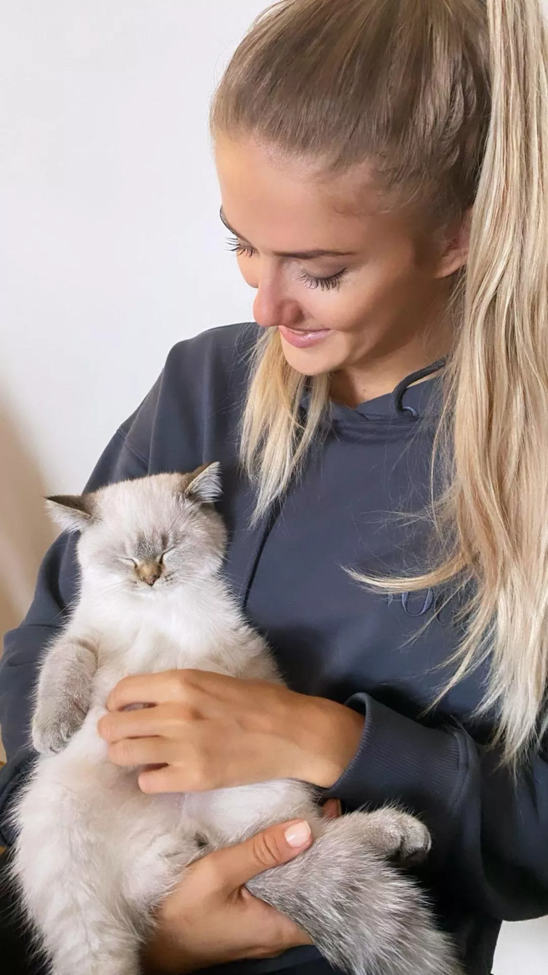 Alica Schmidt and her cat