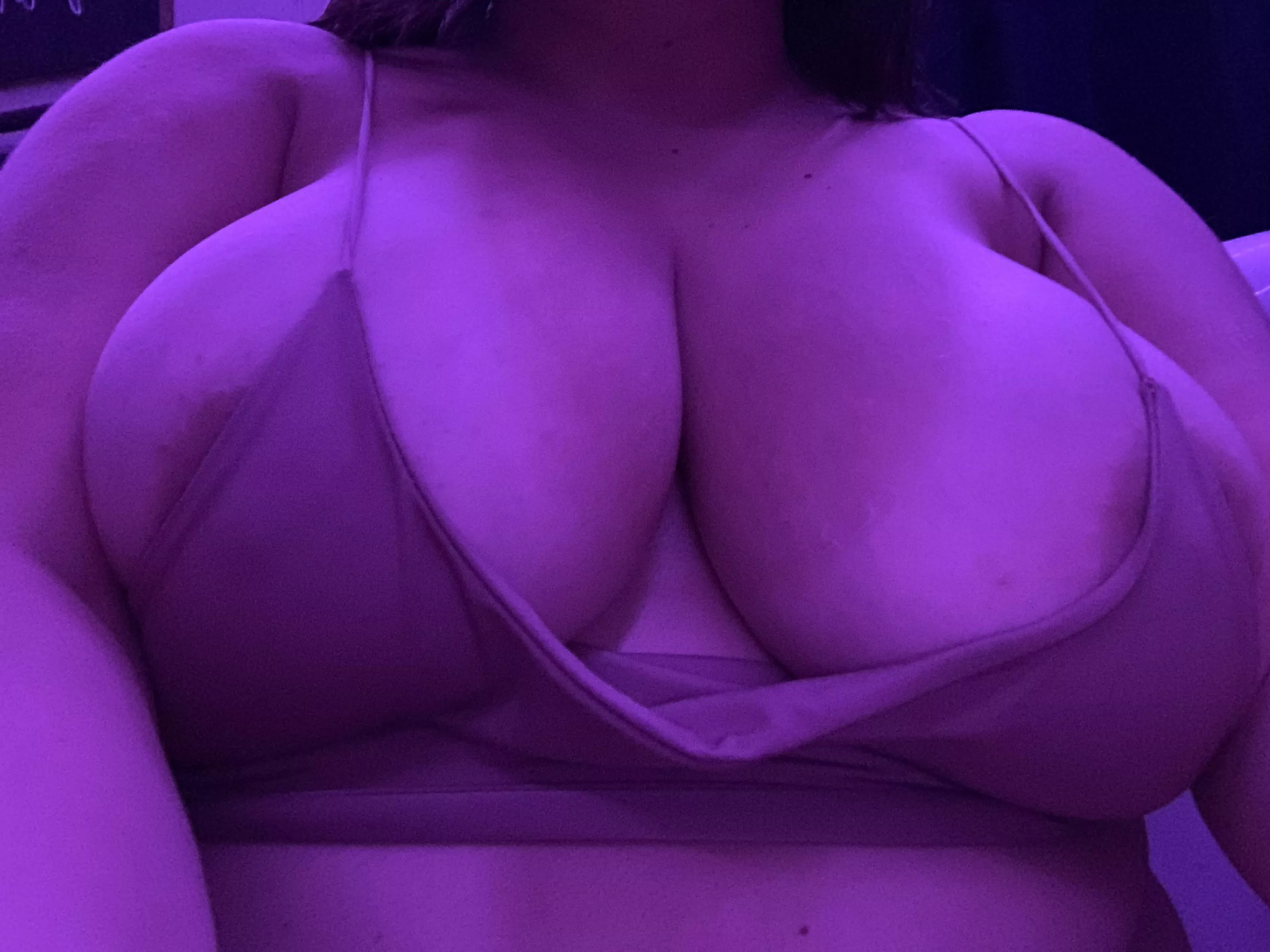 alright let’s hear it, give me your opinions on my titties 😈👅