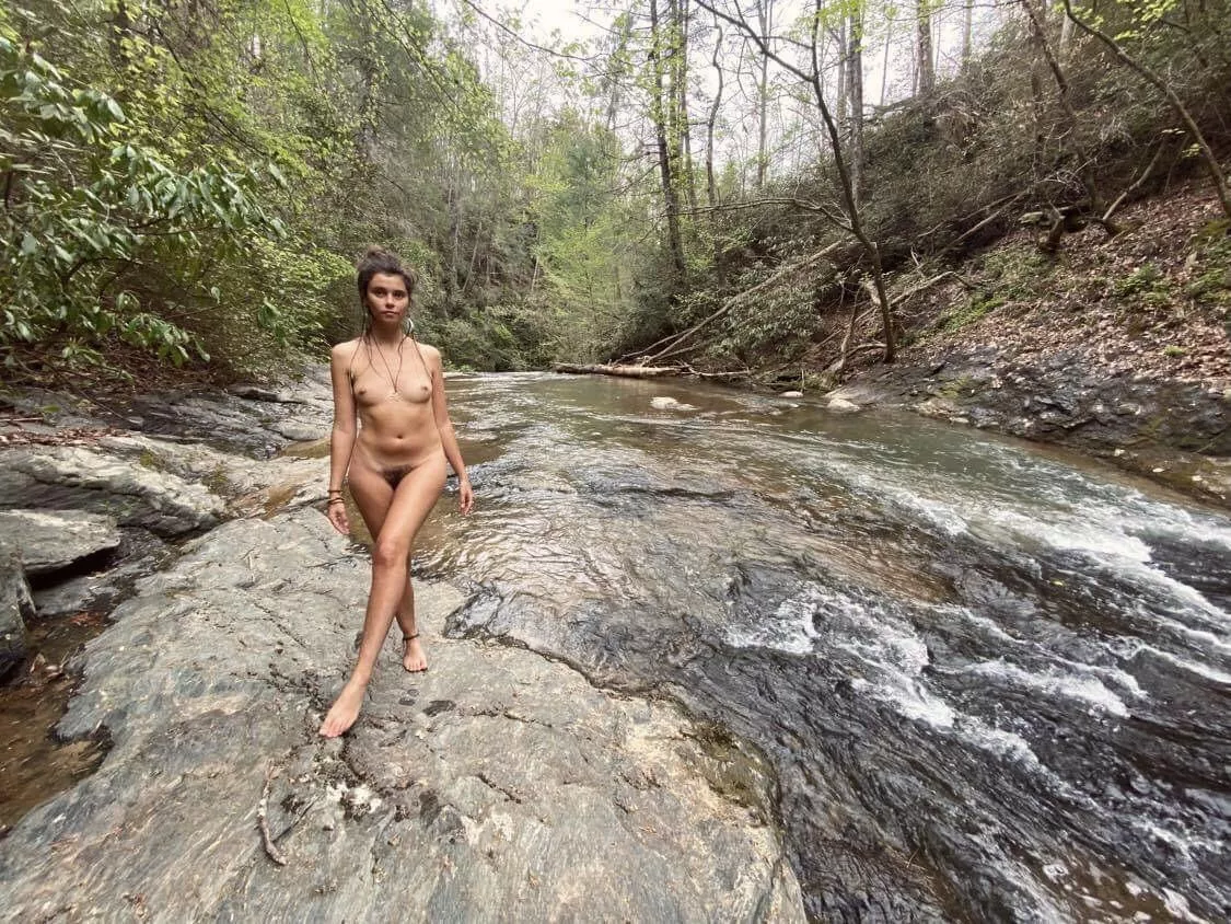 Always be ready to stumble upon a naked hippy on your hikes 👅✨