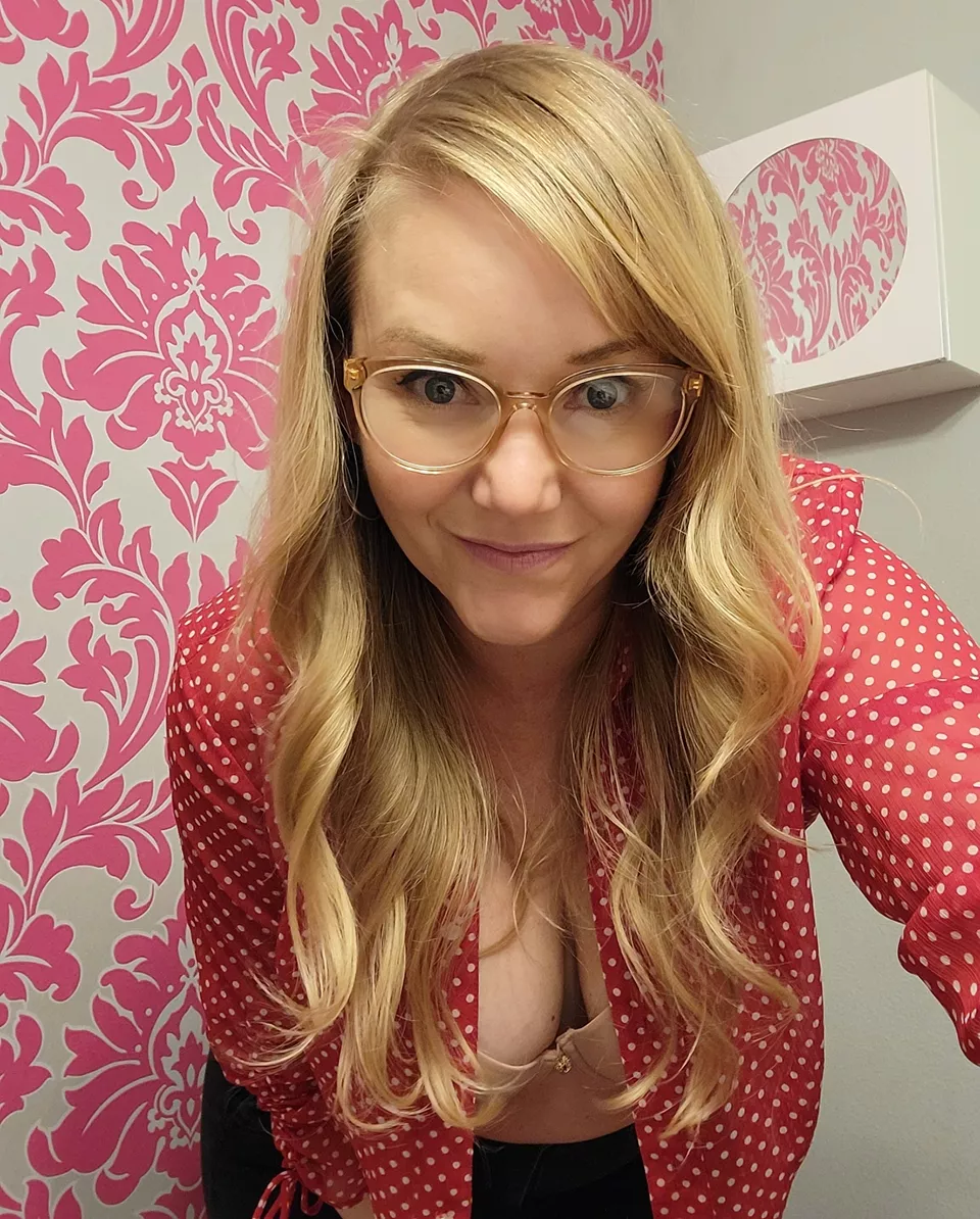 Am I a hot Mom in glasses? [F47]