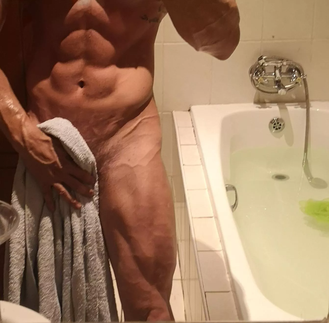 Any ladies wanna join for a post workout soak (m) 34