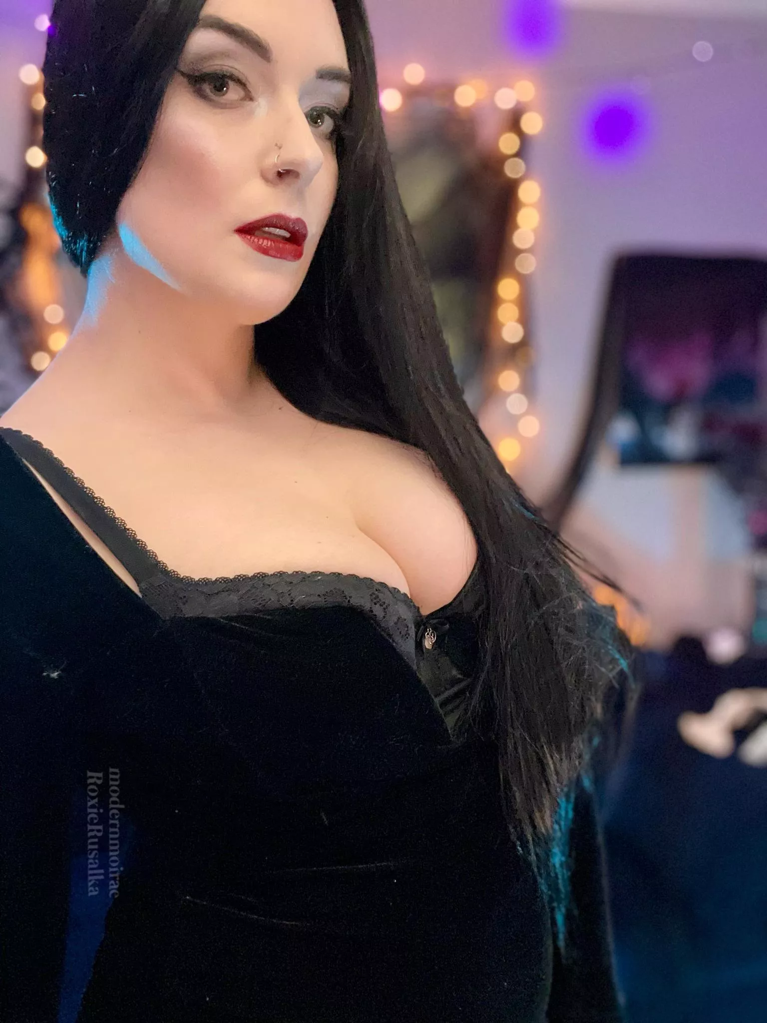 any metalheads wanna fuck mrs addams?