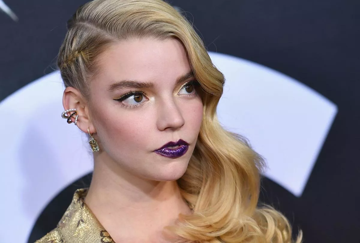 Anya Taylor Joy is such a goddess, I’d live to jerk with a bud