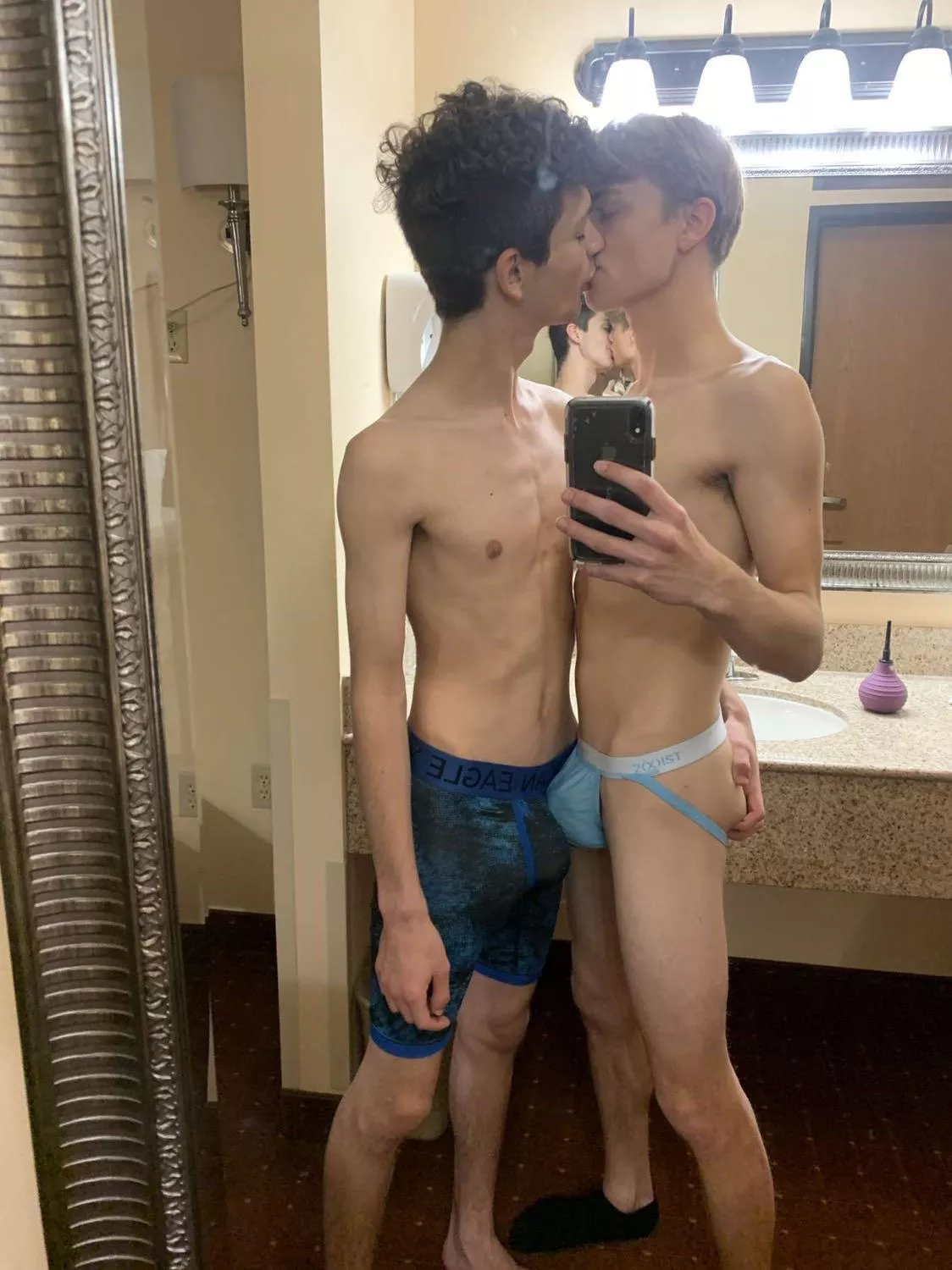 Anyone a fan of twinks? 😏