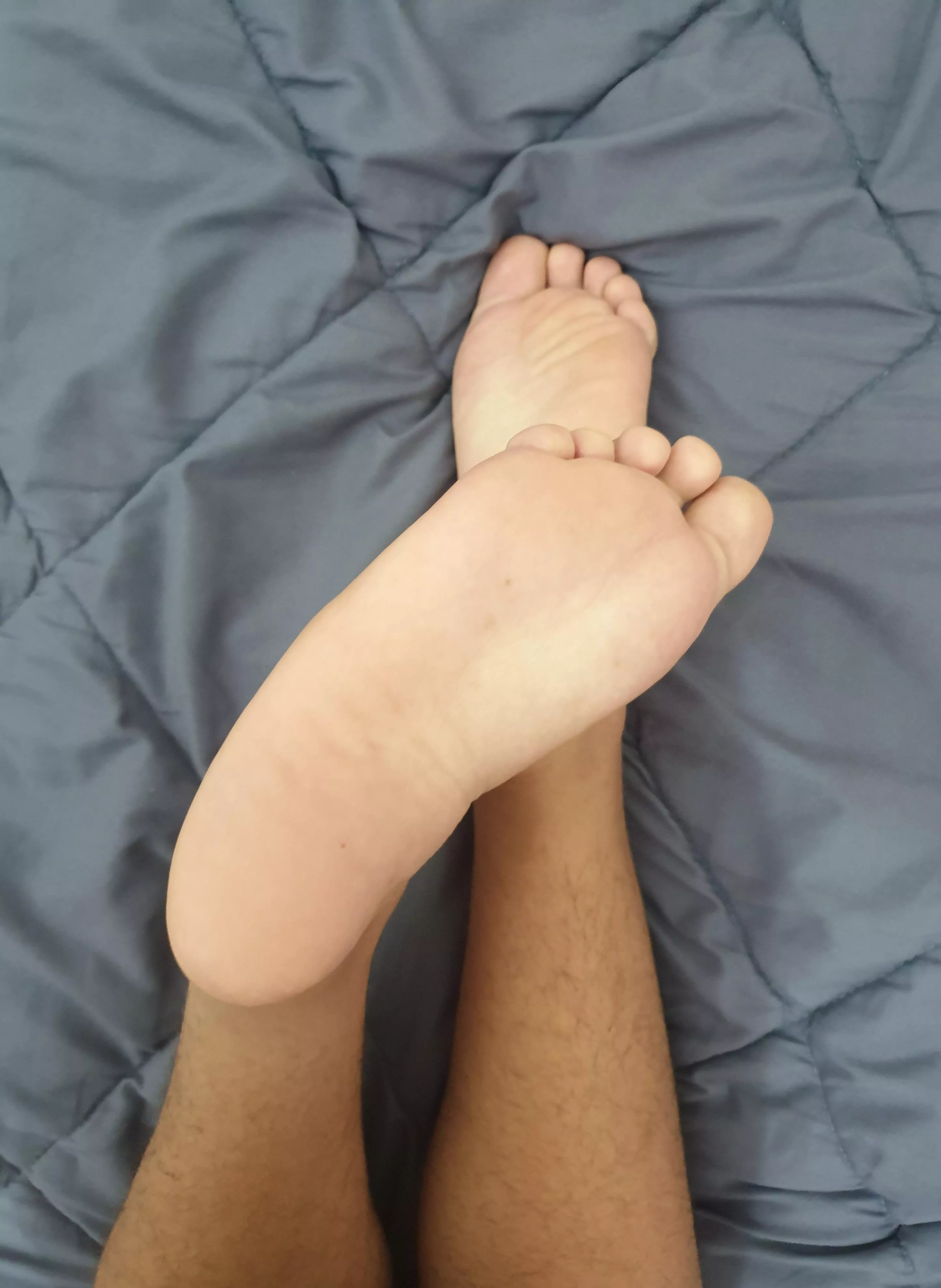 Anyone down to lick my feet?👅💦😍 (FREE ONLYFANS IN MY BIO CHECK ME OUT)😝🔥