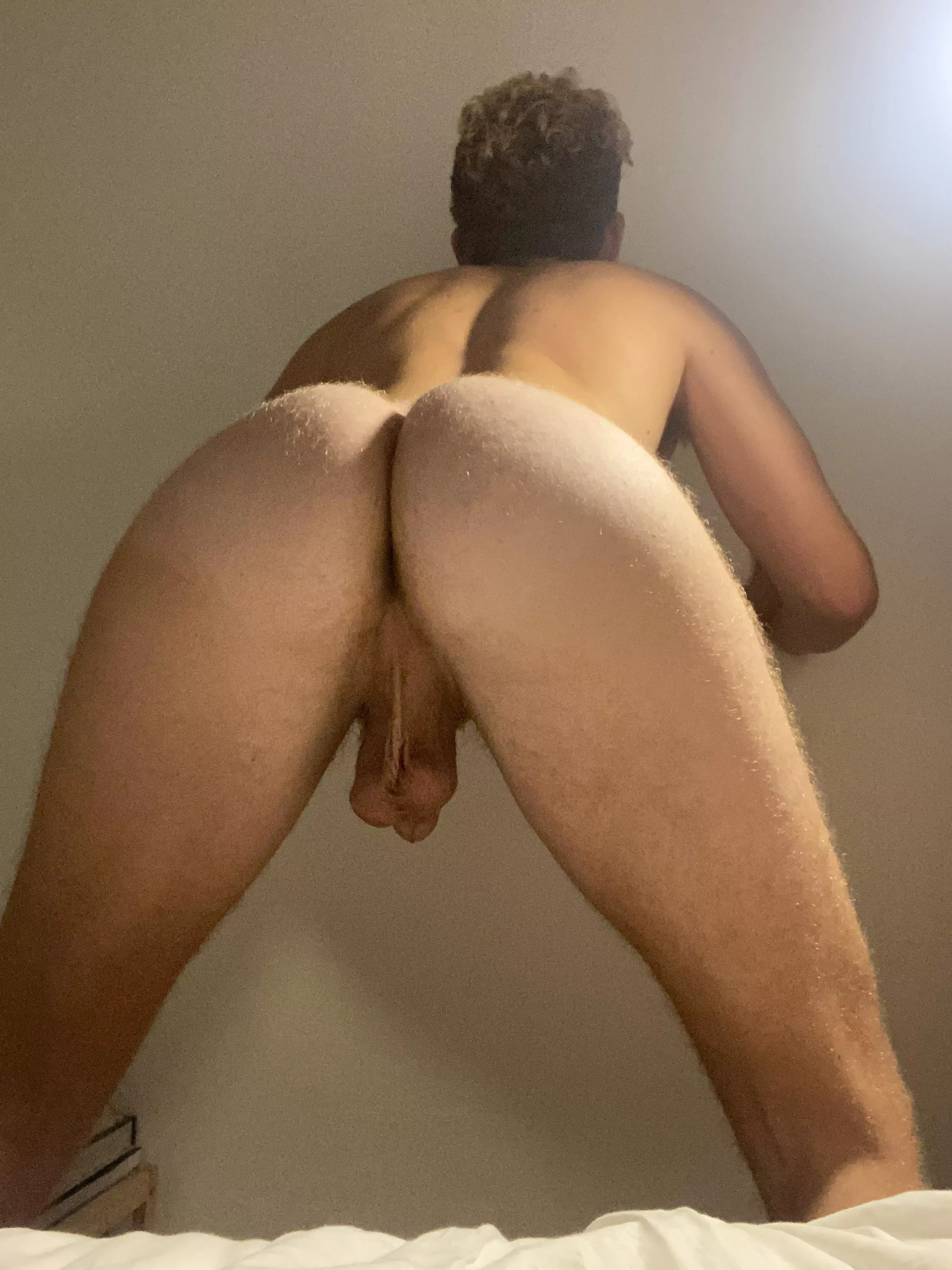 Anyone here into taller bottoms with big butts 🥺