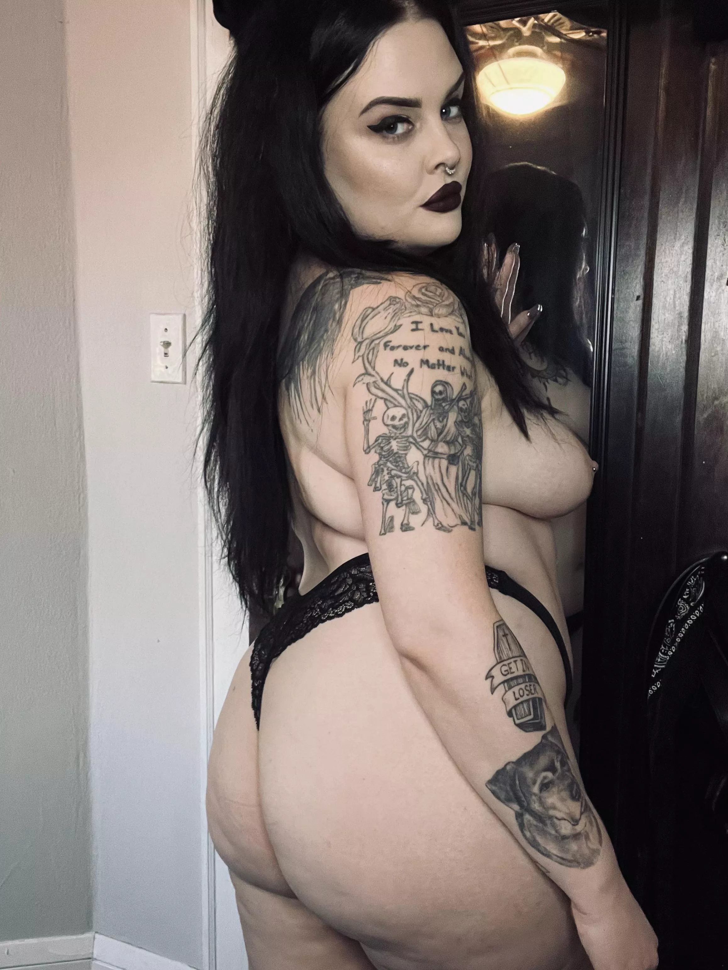 Anyone need a big ass goth gf?