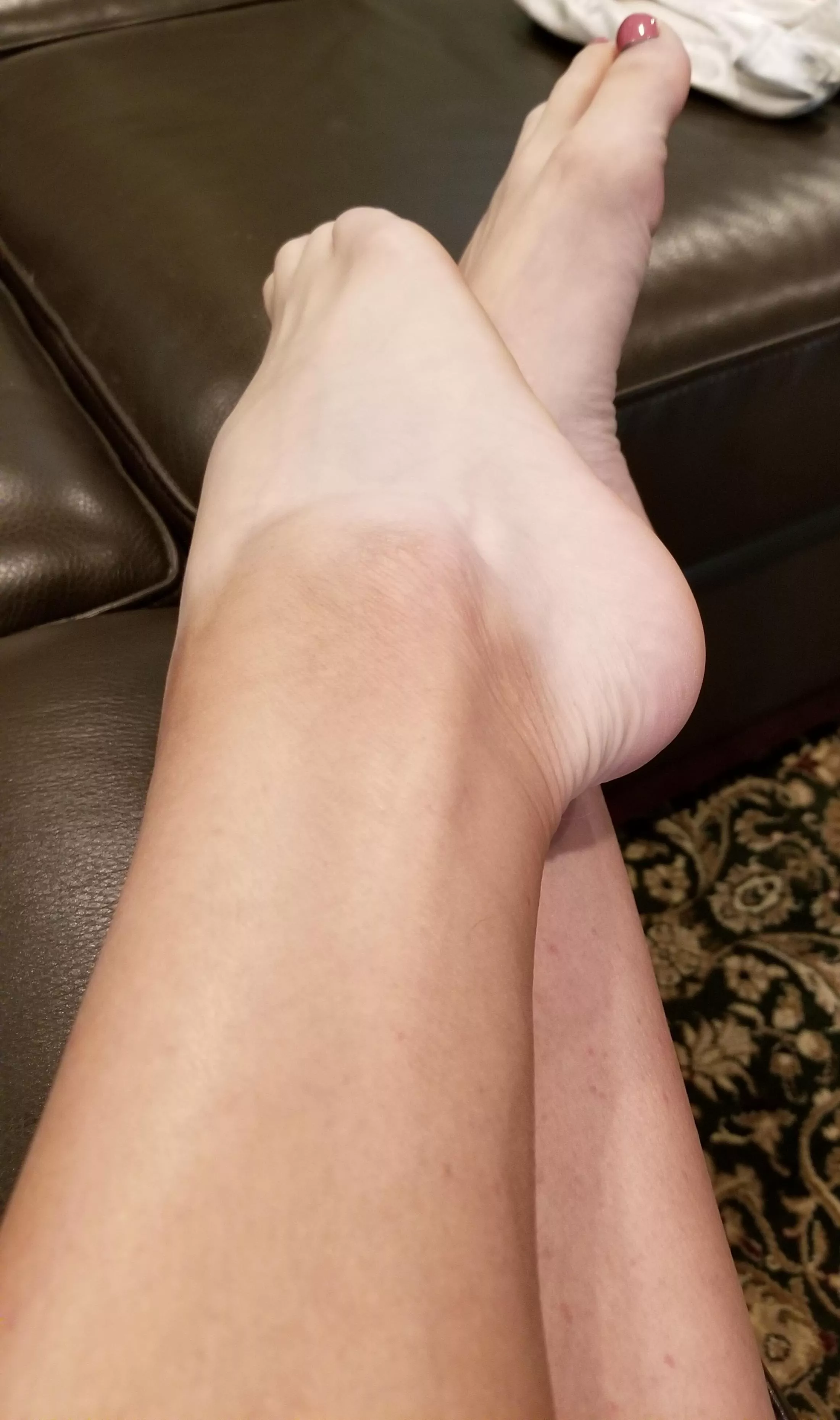 Anyone wanna run their tongue over the softest heal you've ever felt? Excuse the tan lines on my ankles, walking in socks and sneakers gives you tan lines... and sweaty feetsies!!