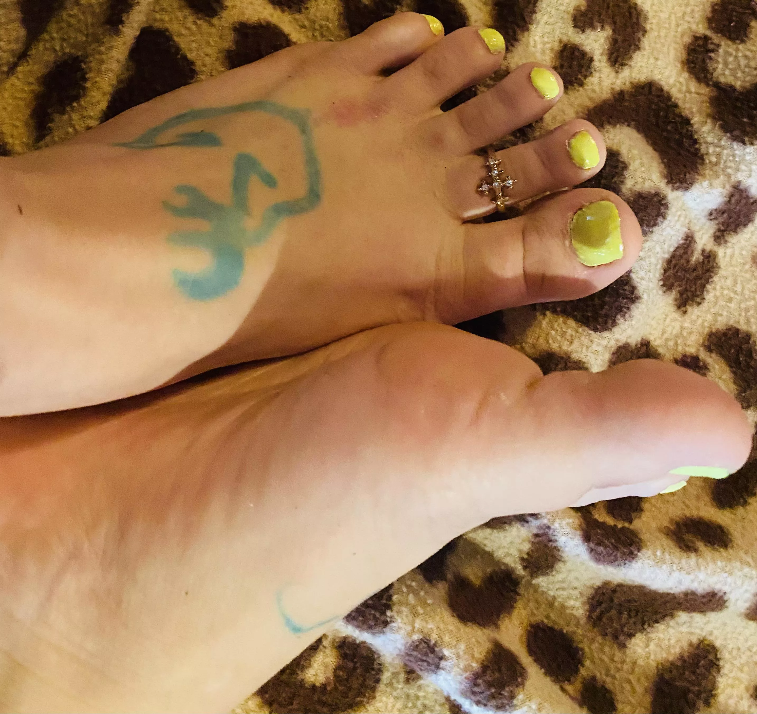 Anyone want to cover my pedi this weekend ???ðŸ˜ŠðŸ‘…ðŸ˜ðŸ˜ˆ