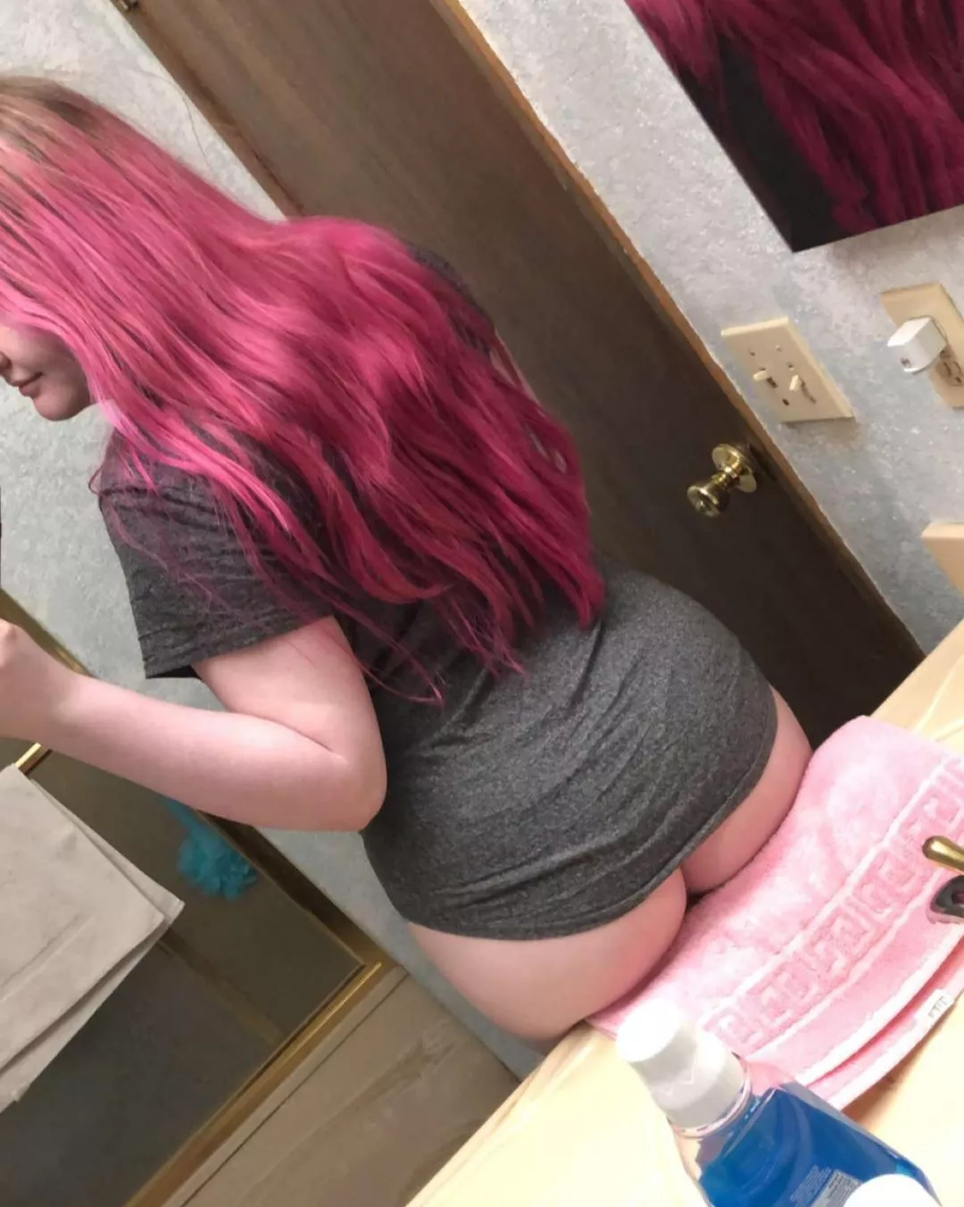 Anyone wants to fuck my white thick gf ass as I spread cheeks for you cock 🤤? Kil challengeagod