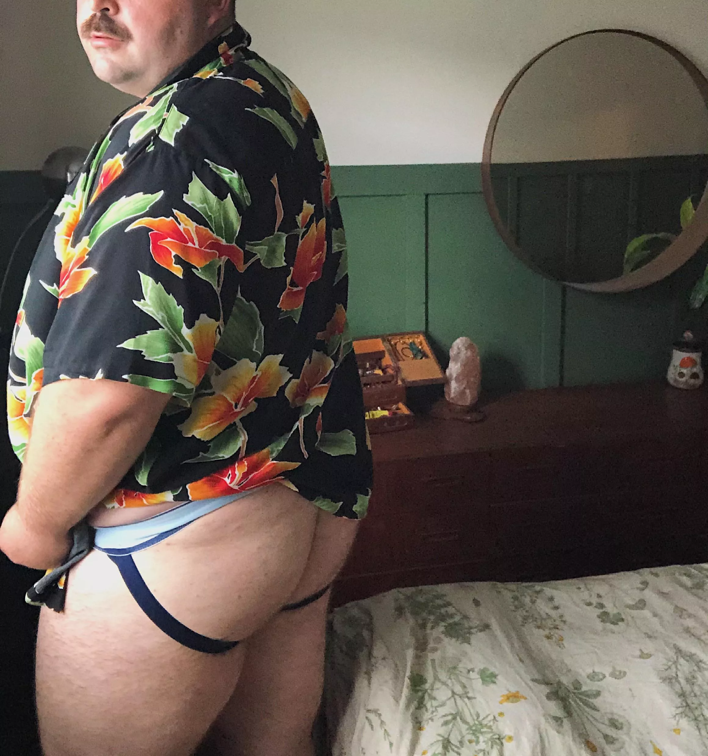 anyone with a fat cock want to take this ass?