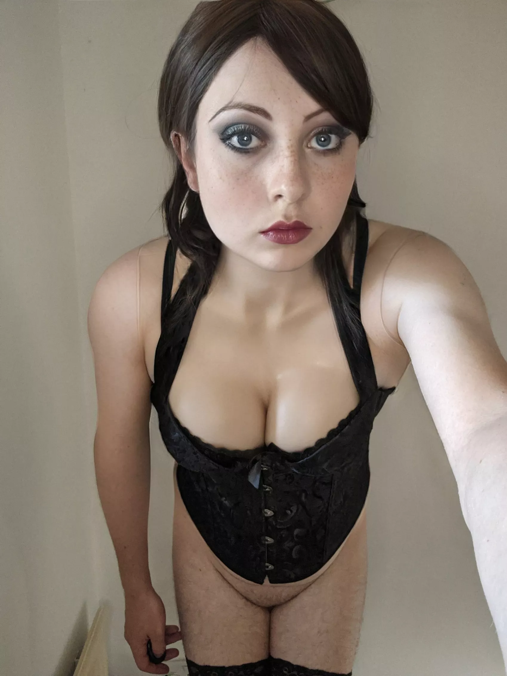 Are you into slutty goth's? 🙈 😈